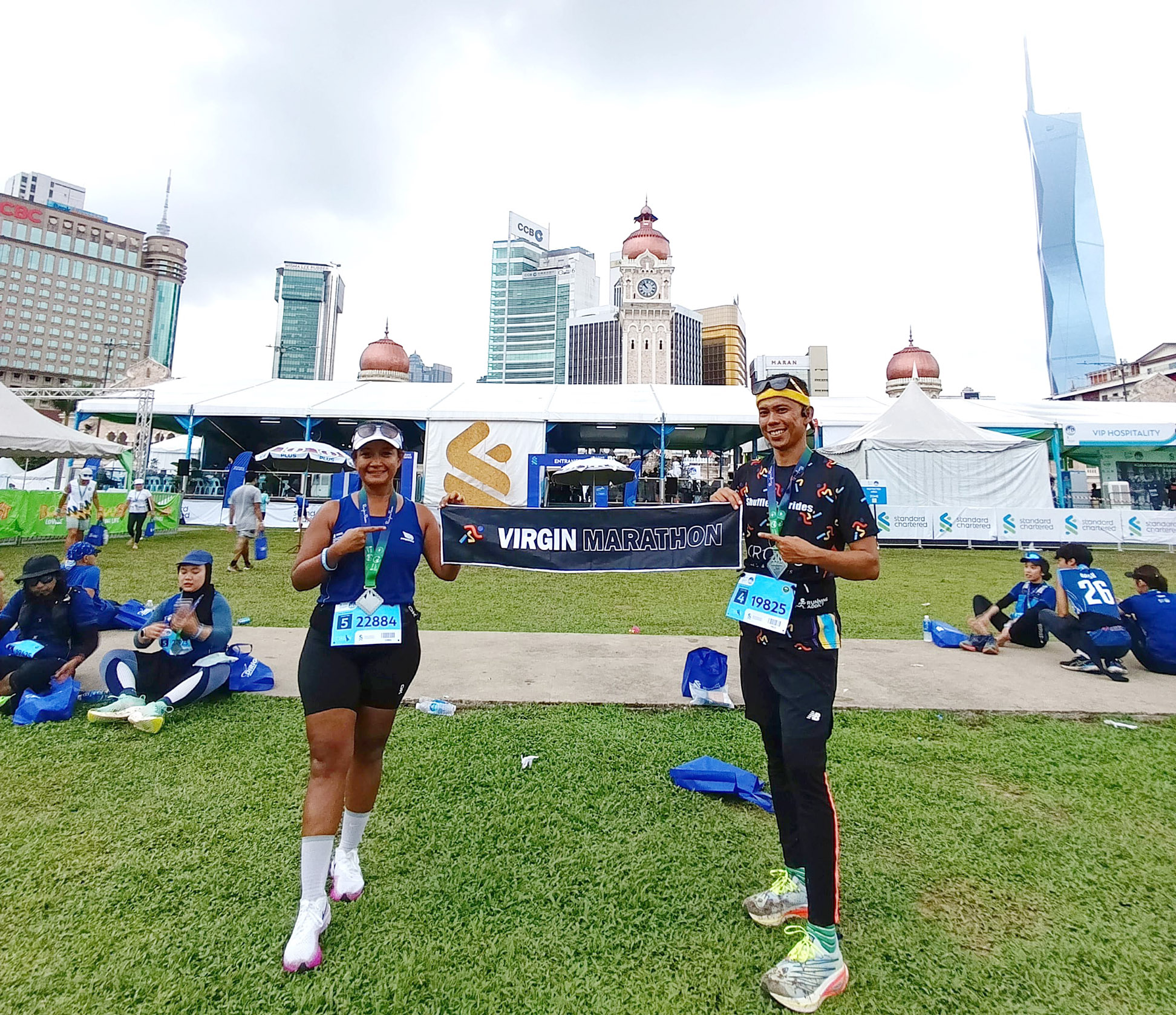 Baba (kanan) dan Dina usai mengikuti Kuala Lumpur Marathon 2024 di Dataran Merdeka, Malaysia.