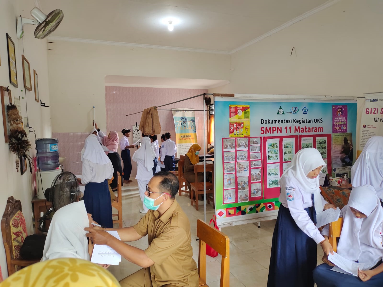 CEK KESEHATAN: Siswa SMPN 11 Mataram dicek kesehatannya di ruang Unit Kesehatan Sekolah (UKS) setempat, kemarin (7/10).