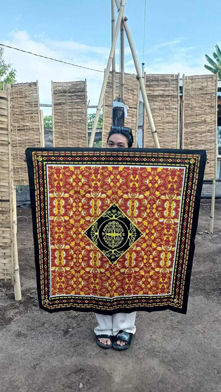 WARISAN SEJARAH: Inilah kain batik dengan motif tenun kembang dangar di Lombok Utara.