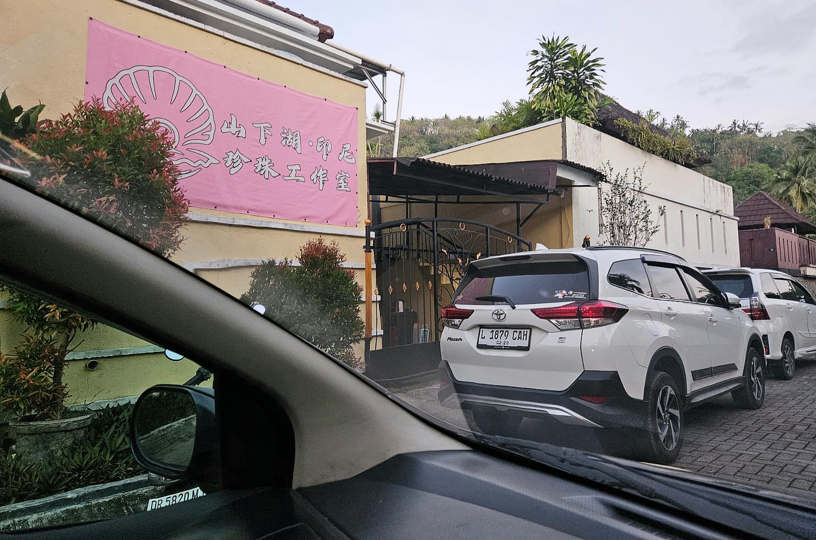 DITELUSURI: Kantor Imigrasi Mataram memeriksa sejumlah warga negara asing (WNA) China yang diduga menjual mutiara ilegal di beberapa vila kawasan Senggigi, Kecamatan Batulayar Lombok Barat.