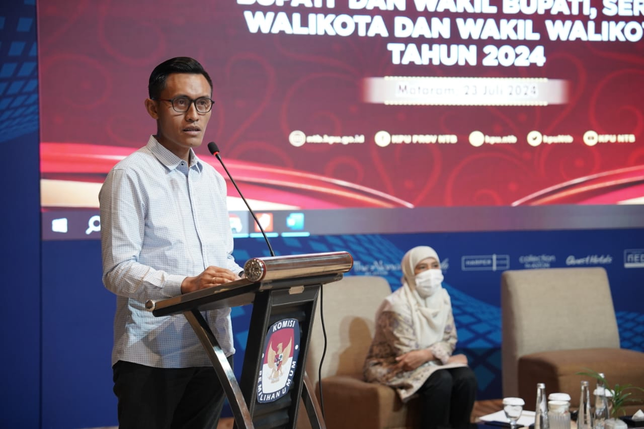 SOSIALISASI: Komisioner KPU NTB Agus Hilman memberi sambutan dalam acara sosialisasi Peraturan Komisi Pemilihan Umum (PKPU) Nomor 8 tahun 2024.