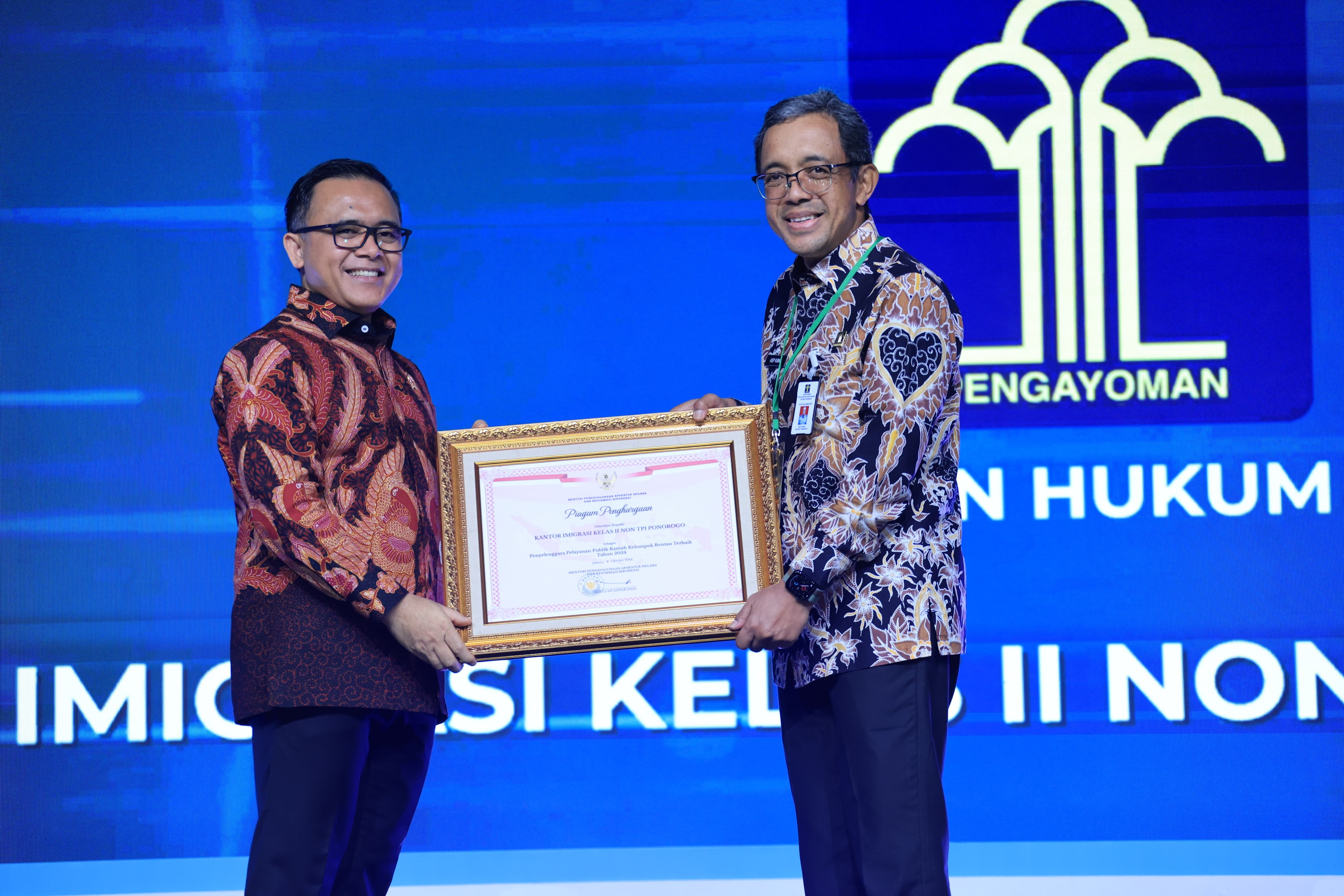 SELAMAT: MenPAN RB menyerahkan piagam penghargaan kepada Kemenkumham RI diwakili Staf Ahli Menteri Bidang Penguatan Reformasi Birokrasi, Asep Kurnia, Selasa (8/10).