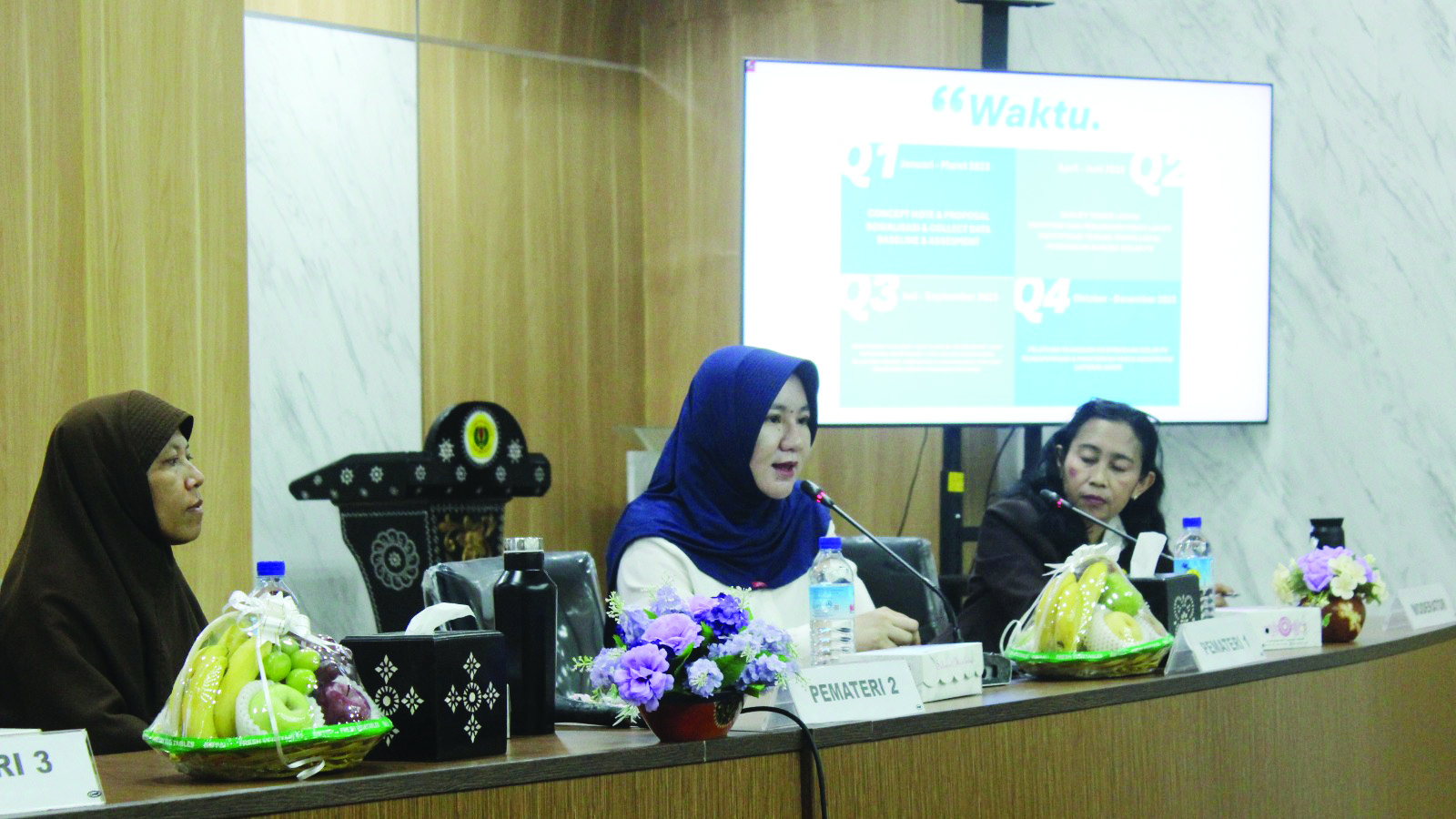 Sekdis ESDM NTB Niken Arumdati, ST., M.Sc. (tengah) saat menjadi pembicara pada peluncuran Peta Jalan 100% Energi Terbarukan di Mataram.