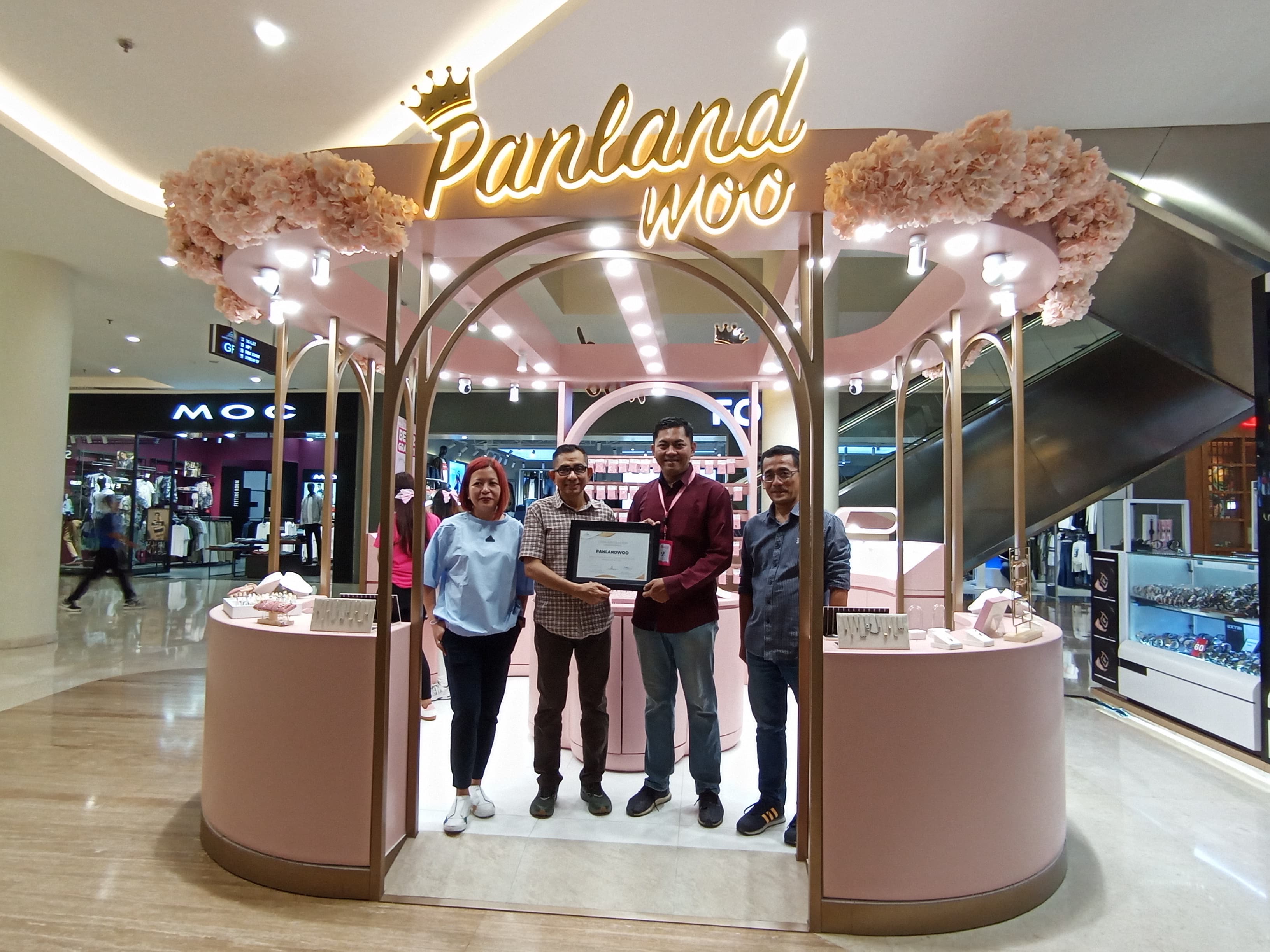 GRAND OPENING: Operasional Manager PT Panlandwoo Aksesoris Indonesia Michael Gaisioniwo (dua kanan) dan GM LEM Salim Abdad (dua kiri) saat grand opening gerai Panlandwoo di ground floor LEM.