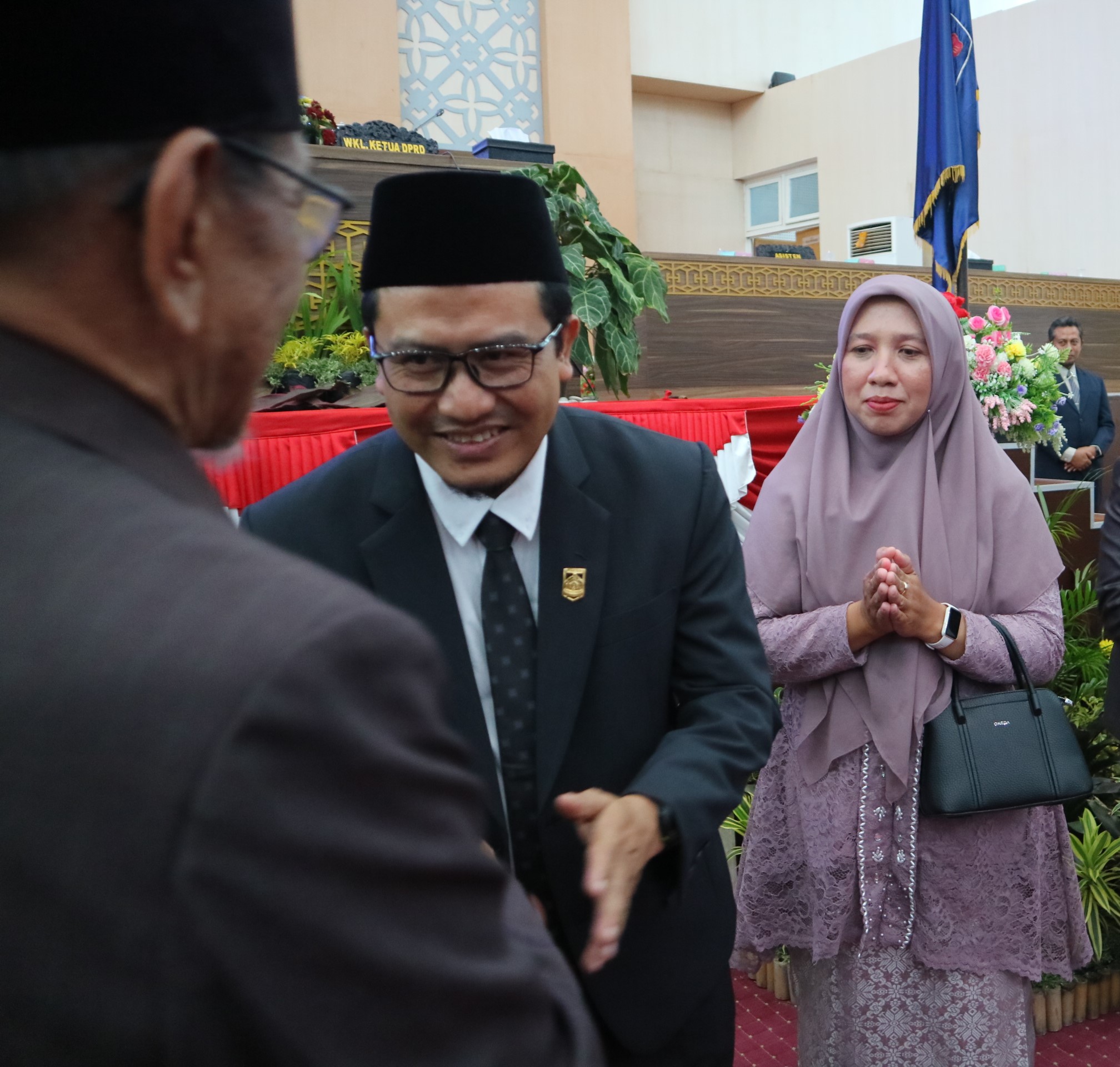 AMANAH BARU: Wakil Ketua III DPRD Loteng Uhibbussa&rsquo;adi menyalami para anggota dewan usai dilantik sebagai pimpinan definitif DPRD Loteng usai rapat paripurna di ruang sidang DPRD Loteng, Rabu (9/10).