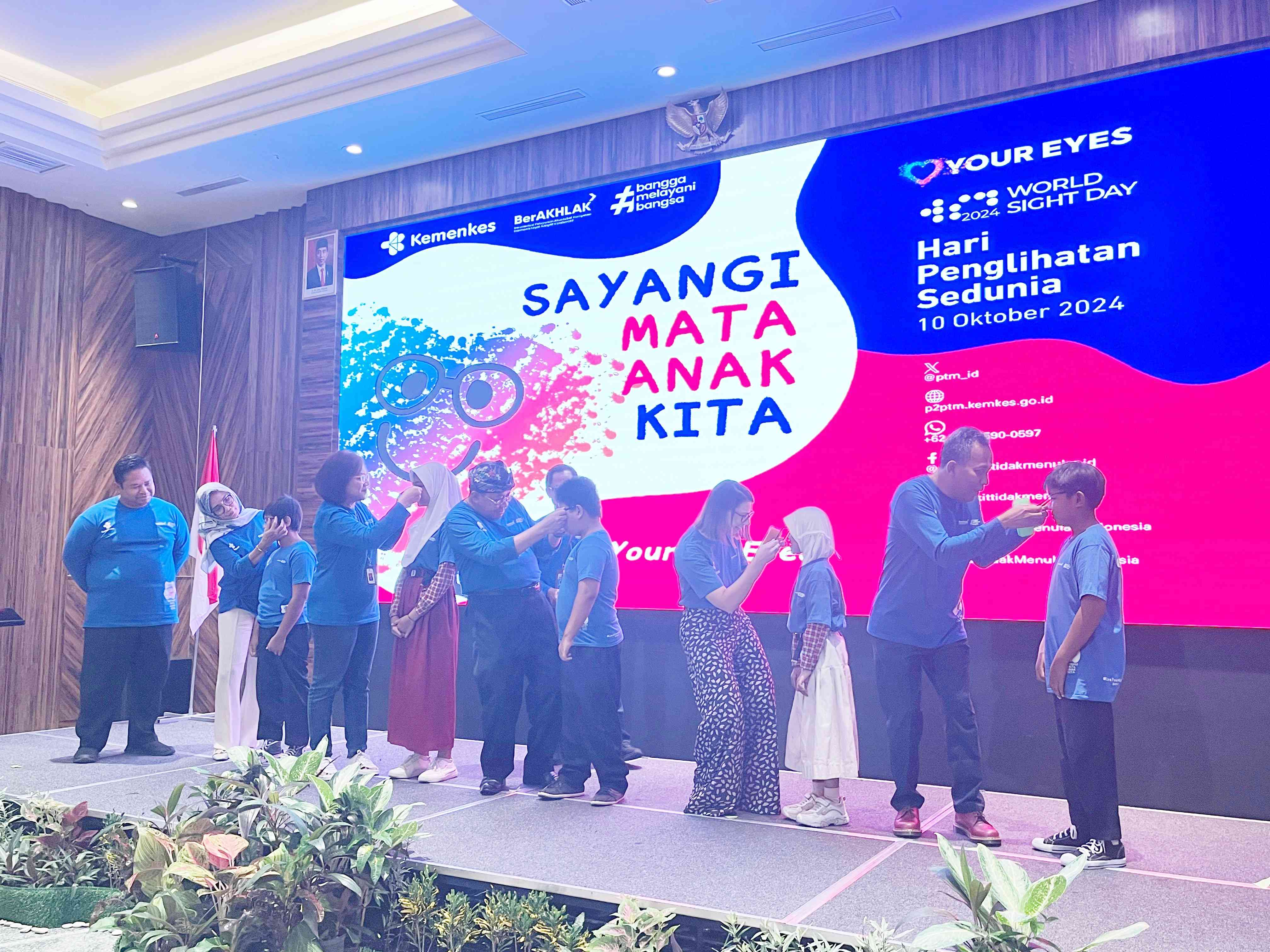 TATAP MASA DEPAN: Sekda NTB Lalu Gita Ariadi (enam dari kiri) bersama pihak Kemenkes, memasang kaca mata kepada anak secara simbolis, saat perayaan Hari Penglihatan Sedunia, di Mataram, Kamis (10/10).