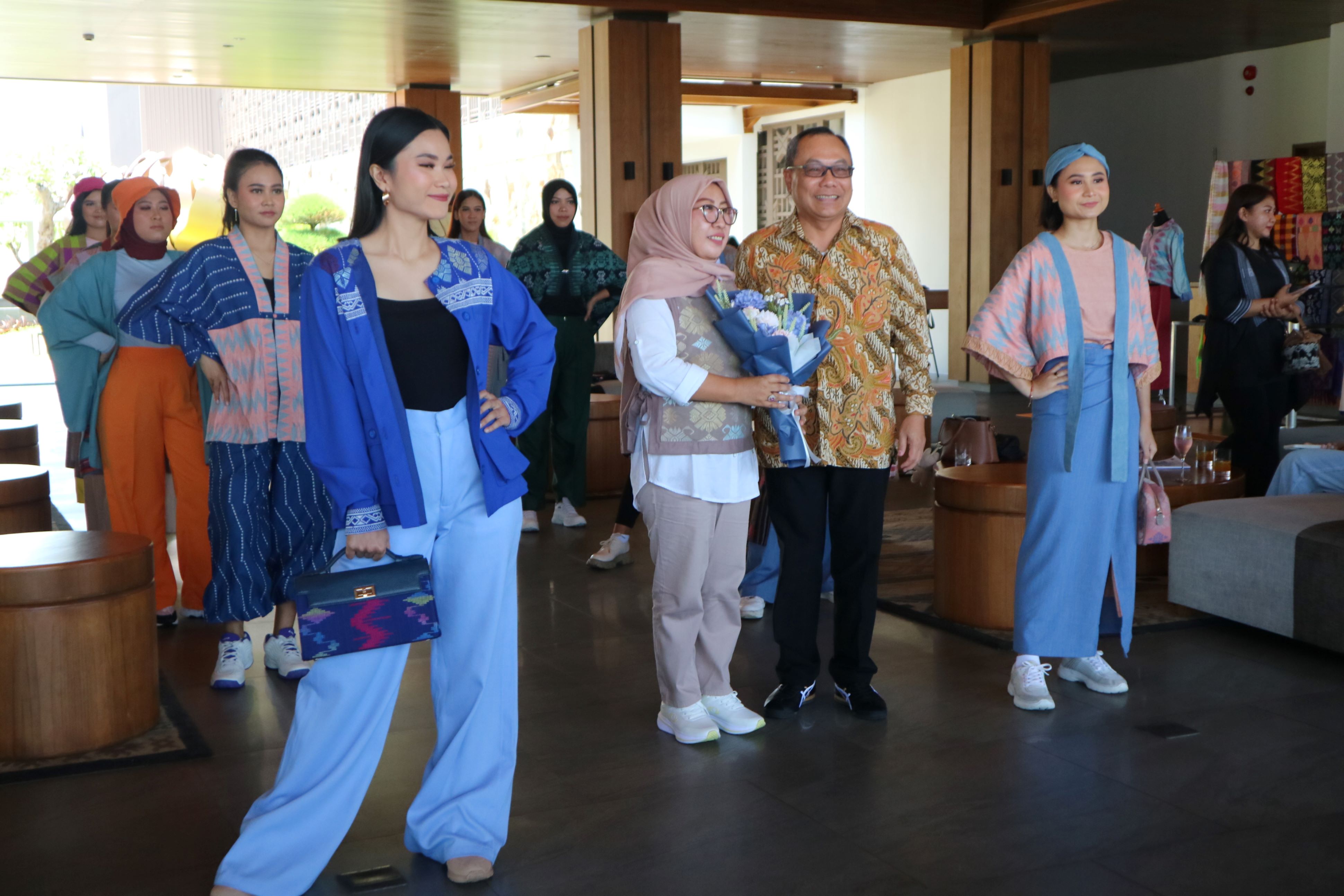 Sejumlah model memperagakan busana tenun pada ajang Batik KarnavAll di lobi Hotel Pullman Merujani Mandalika Beah Resort, Kuta, Kamis (10/10).