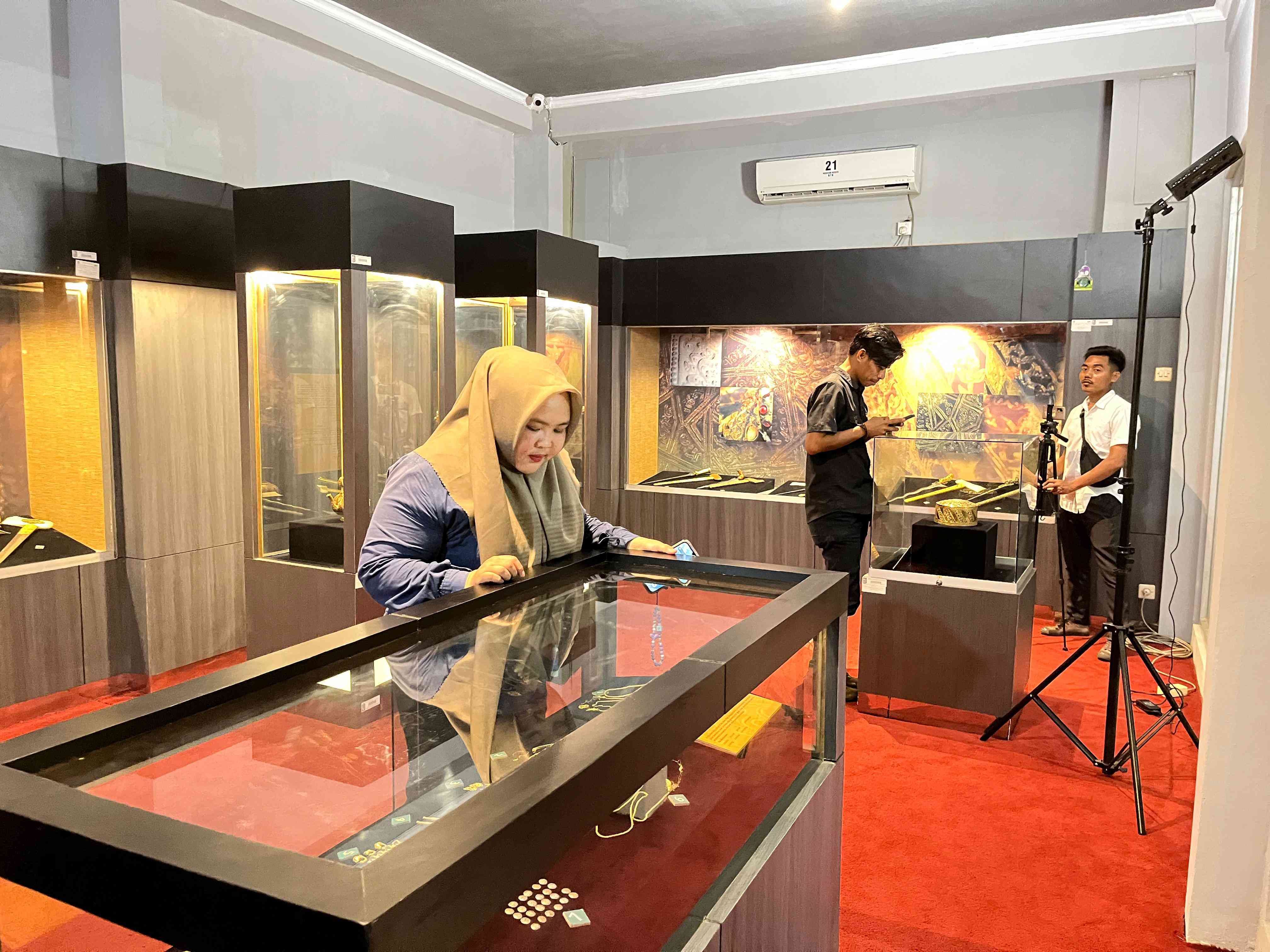 MASA LAMPAU: Salah seorang pengunjung melihat sejumlah koleksi yang tersimpan dan tertata rapi, di ruang pameran milik Museum Negeri NTB, belum lama ini.