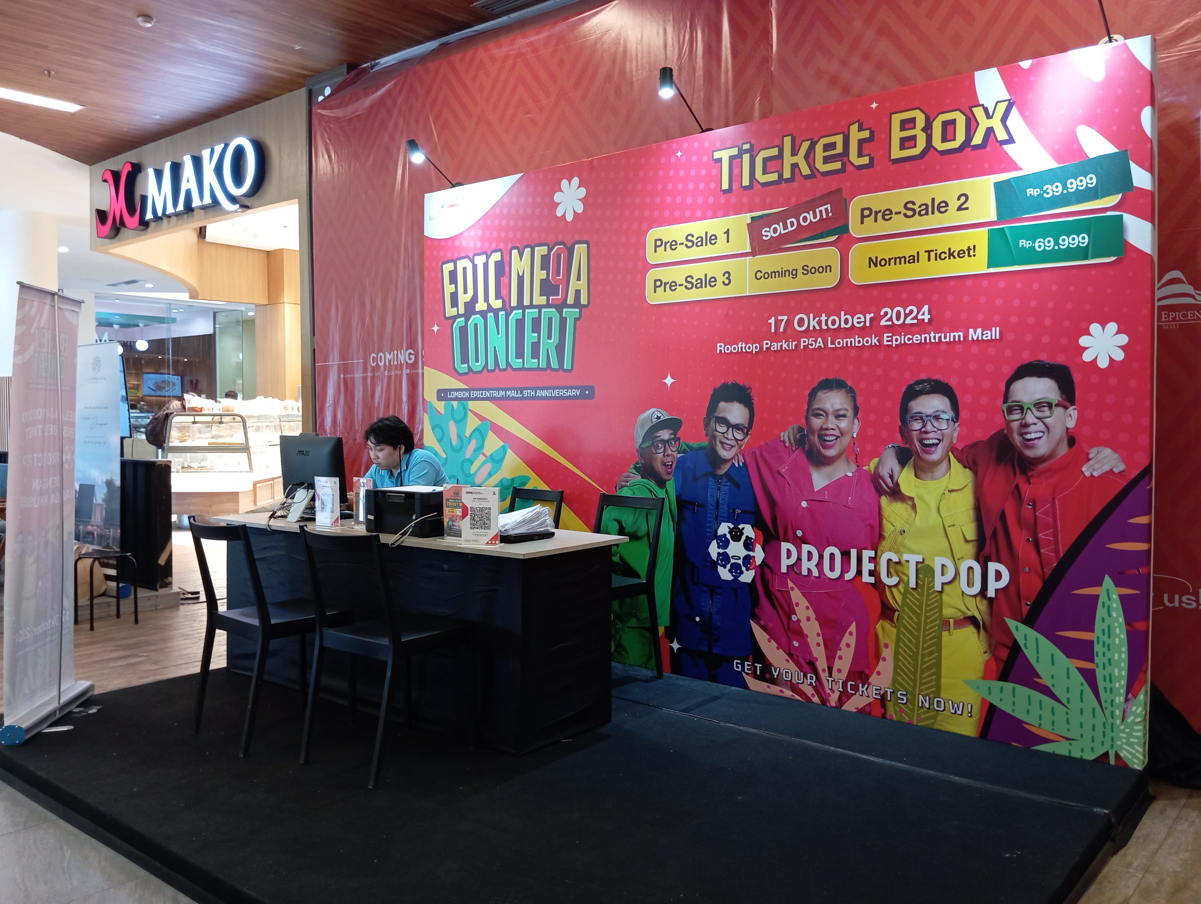 STAN PEMBELIAN TIKET: Stan pembelian tiket pre-sale maupun normal konser Project Pop yang tersedia di ground floor LEM.
