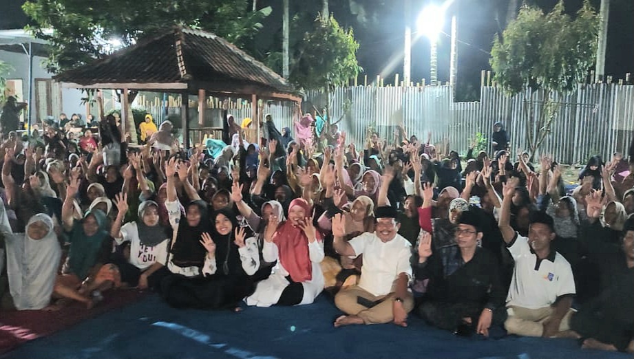 Pasangan LazAdha saat kampanye dialog tatap mula dengan warga Dusun Tegal, Desa Jagaraga, Kecamatan Kuripan Rabu malam (9/10).