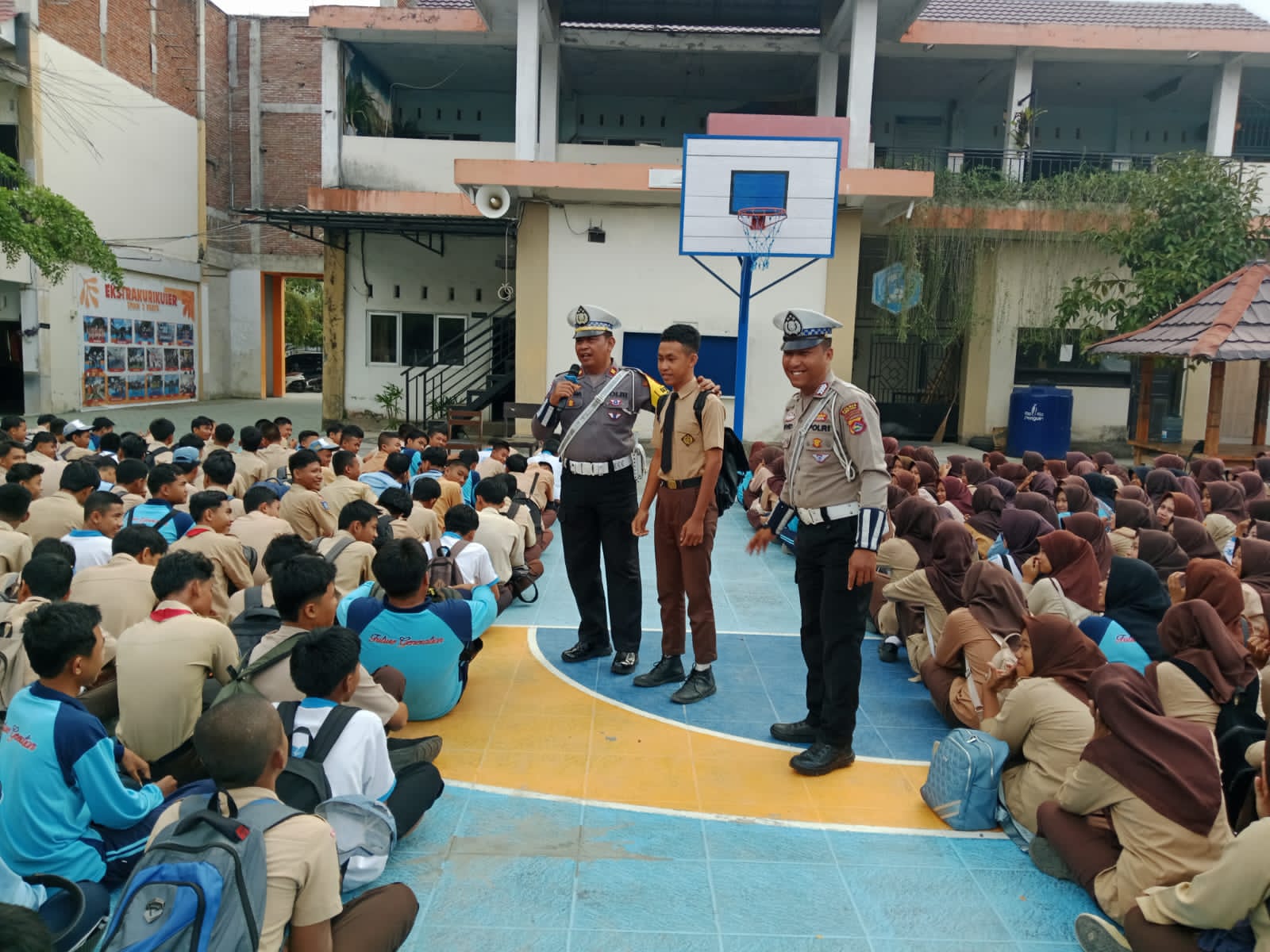 Polres Loteng sosialisasi pada pelajar  SMAN 2 Praya untuk patuh berlalu-lintas saat berkendara.