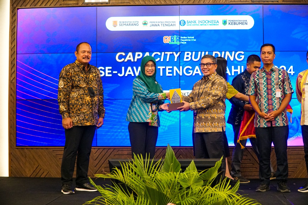 CAPACITY BUILDING: Deputi Kepala Perwakilan BI Provinsi Jawa Tengah Ndari Surjaningsih (dua kiri) saat menerima cinderamata dari Deputi Kepala Perwakilan Bank Indonesia NTB Achmad Fauzi.