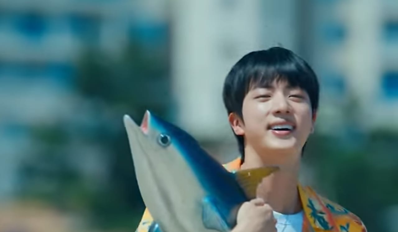 Cuplikan video lagu Super Tuna Seokjin BTS