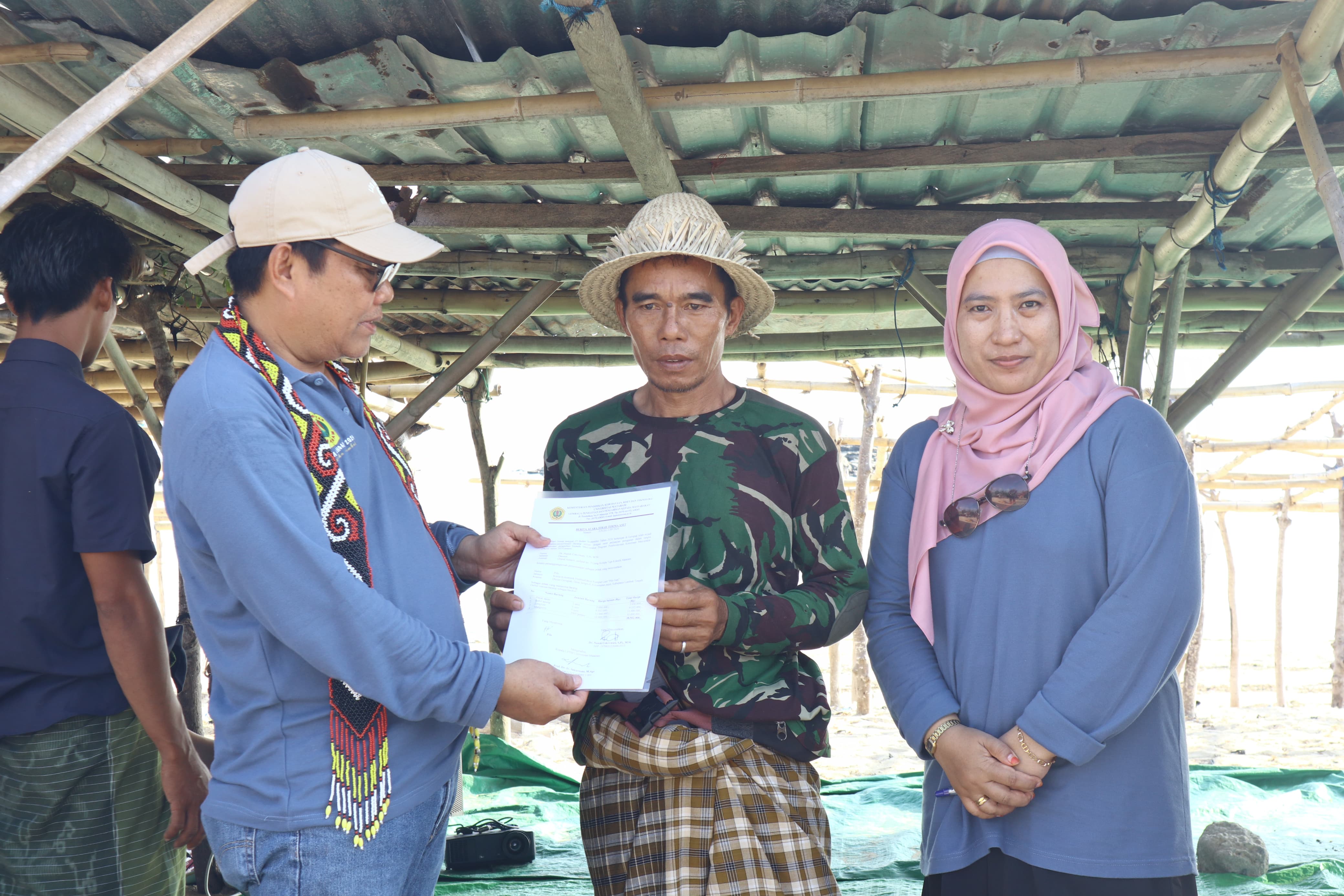 PENGABDIAN: Peneliti Unram bersama pembudi daya rumput laut pada kegiatan pengabdian kepada masyarakat di Pantai Gerupuk, Desa Sengkol, Kecamatan Pujut, Kabupaten Lombok Tengah, belum lama ini.