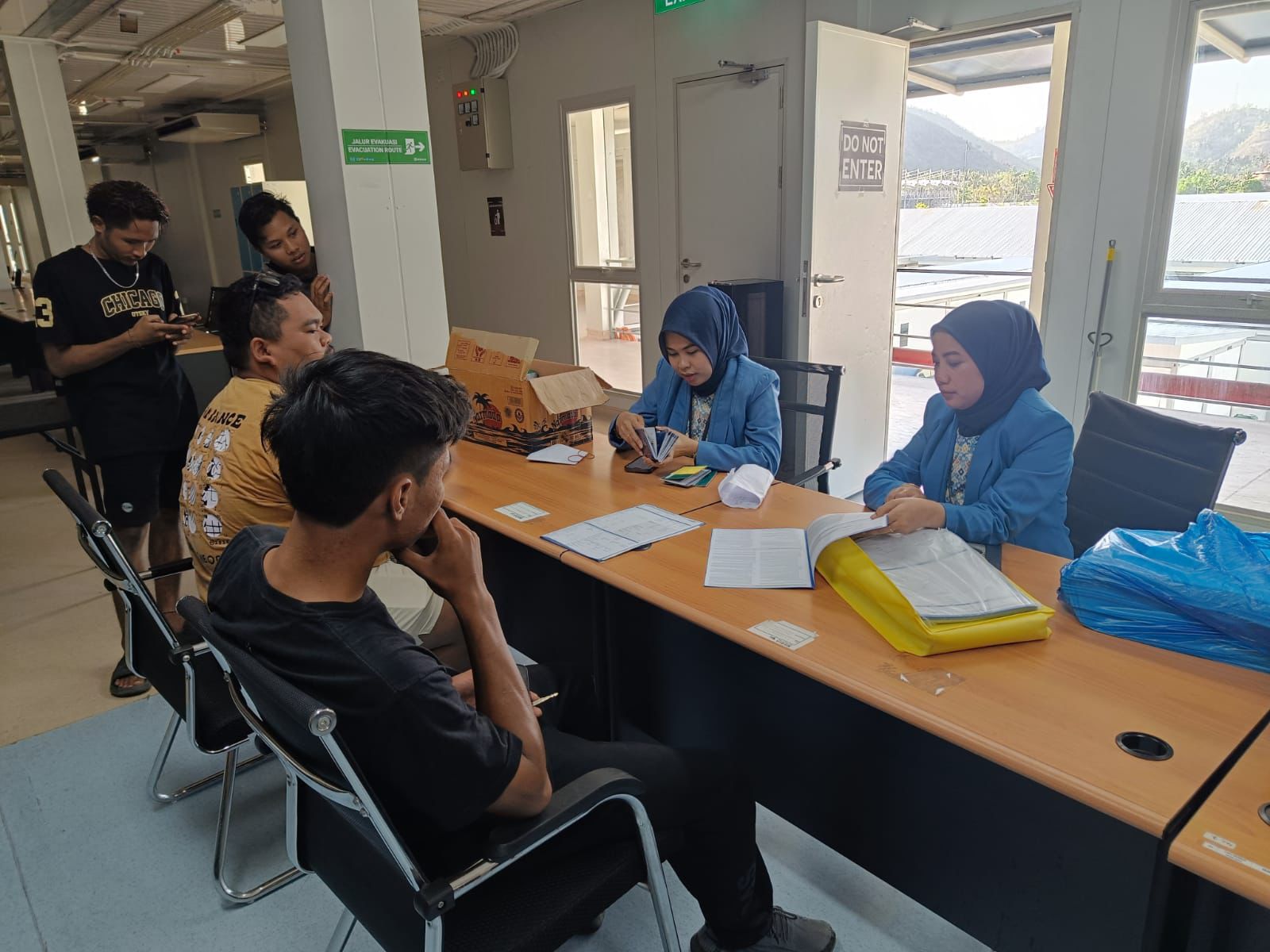 SEGERA TUNTAS: Para volunteer membuka rekening bank yang difasilitasi MGPA bekerjasama dengna Bank Mandiri berikan kompensasi kinerja volunteer pada ajang MotoGP Mandalika 2024 lalu.
