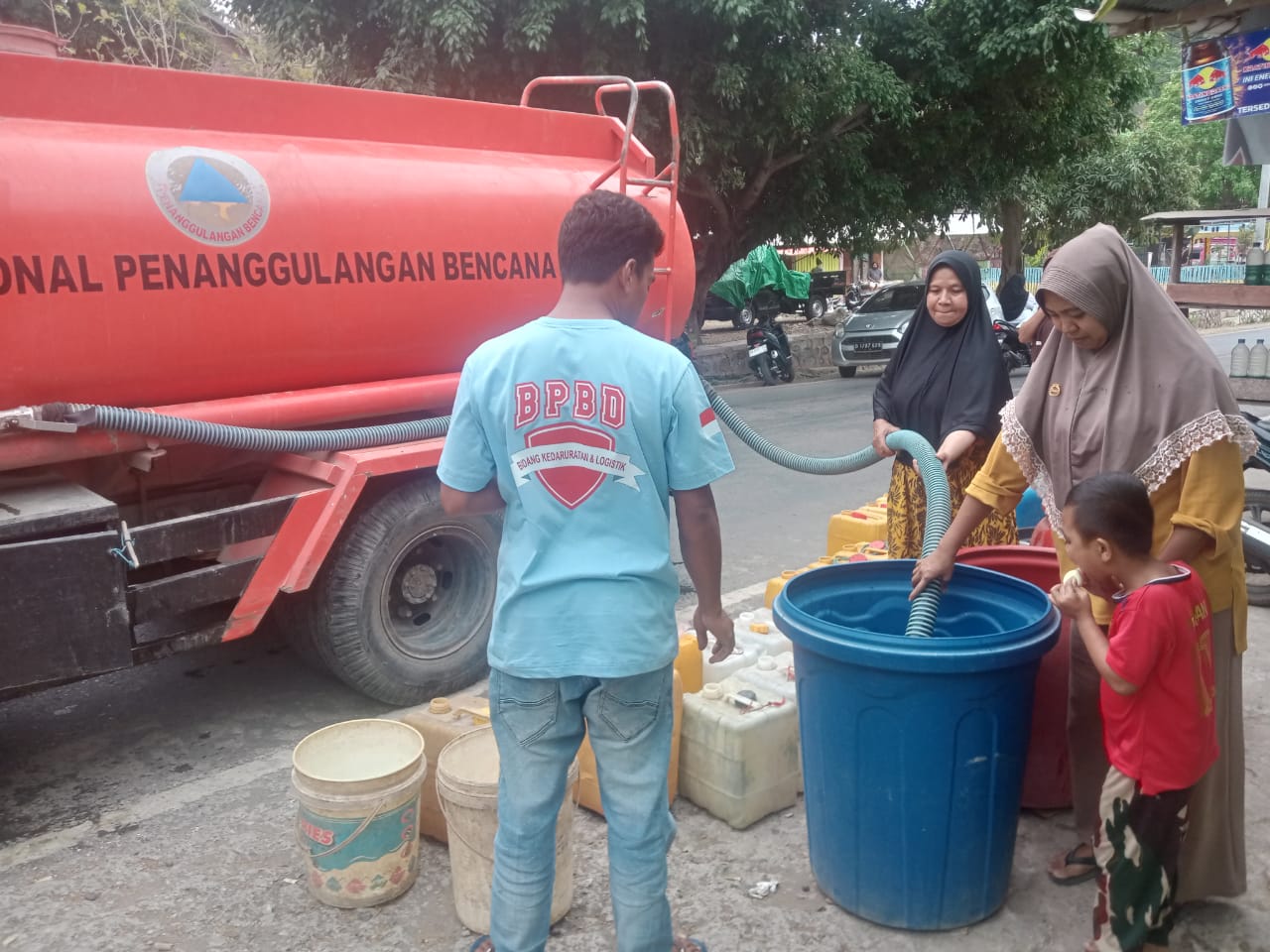 SALURKAN AIR BERSIH: Petugas BPBD Kabupaten Bima menyalurkan air bersih kepada warga di Desa Panda, Kecamatan Palibelo, belum lama.