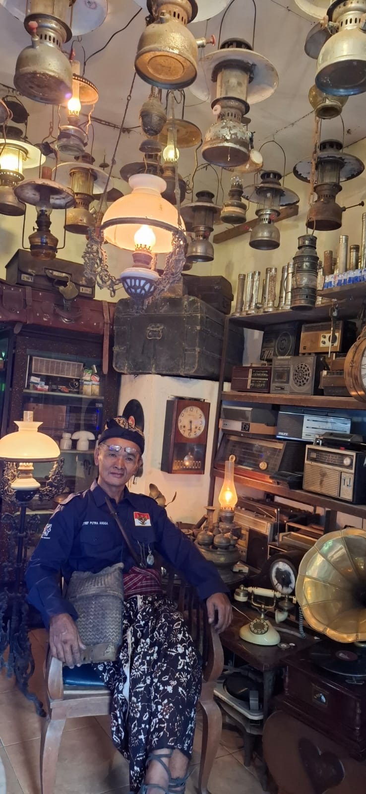 PEDULI SEJARAH: Latief Putra Angga dikelilingi barang-barang vintage hasil koleksinya yang disimpan di rumahnya di Jalan Ahmad Yani, Desa Dasan Tereng, Kecamatan Narmada, Lombok Barat, Kamis (10/10).