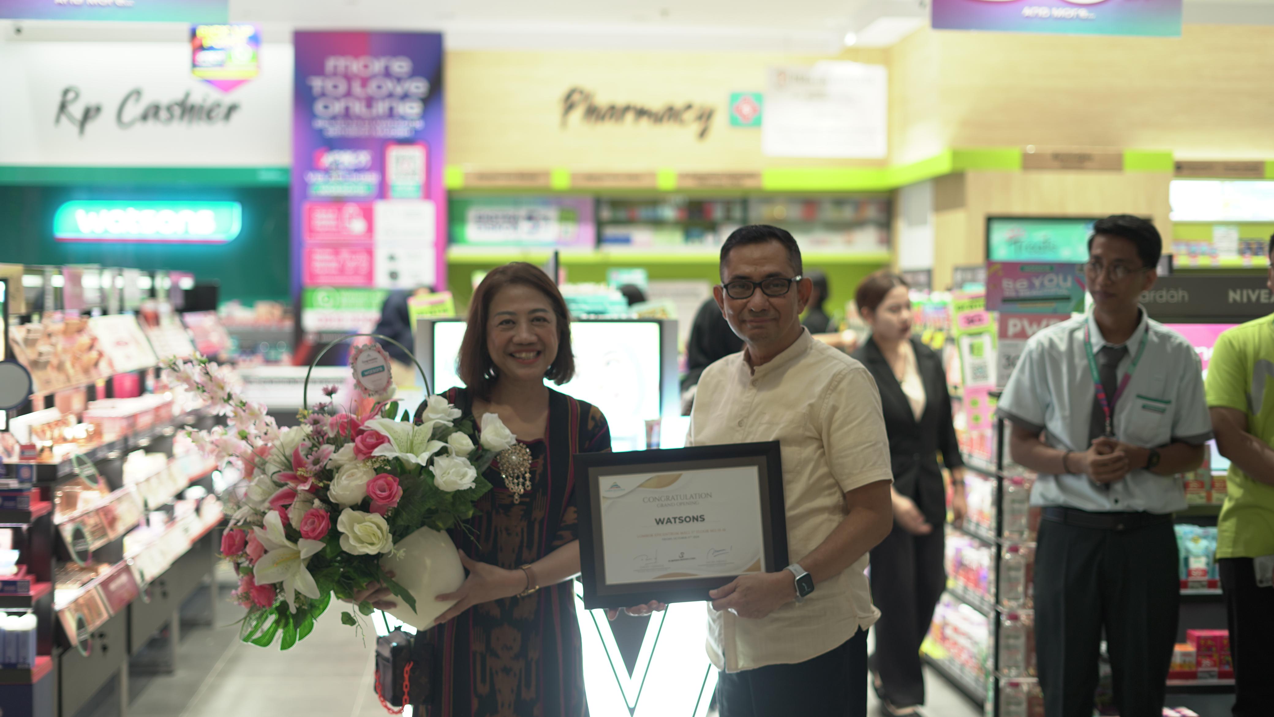 HADIR DI LEM: Managing Director Watsons Indonesia Lilis Mulyawati (kiri) bersama GM LEM Salim Abdad saat momen grand opening gerai Watsons di lantai 1 Lombok Epicentrum Mall, Jumat (11/10).