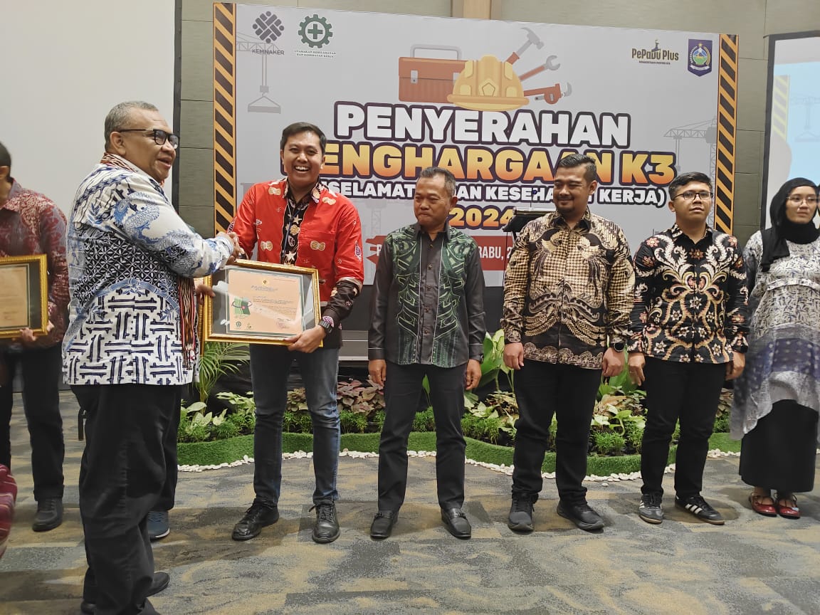 Membanggakan : perwakilan Astra Motor NTB saat mendapat penghargaan K3. (Honda for Lombok Post)