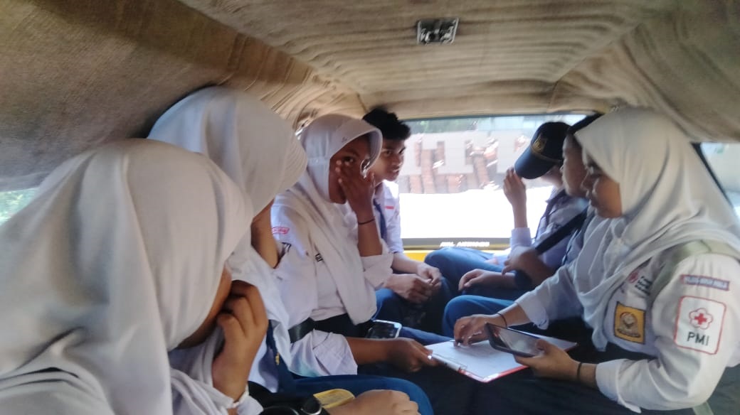 Sejumlah pelajar naik bemo kuning gratis yang disediakan Pemkot Mataram sebagai upaya meningkatkan penggunaan transportasi umum dan mengatasi kemacetan.