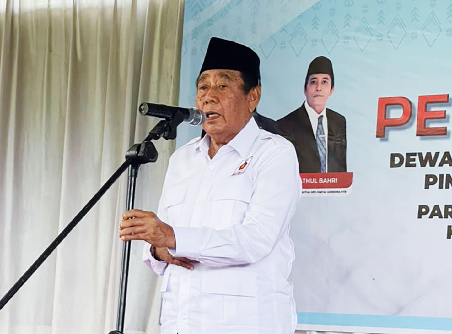 Djohan Sjamsu memberikan sambutan pada pengukuhan pengurus DPC PAC Partai Gerindra se-kabupaten Lombok Utara, Sabtu (12/10) lalu.