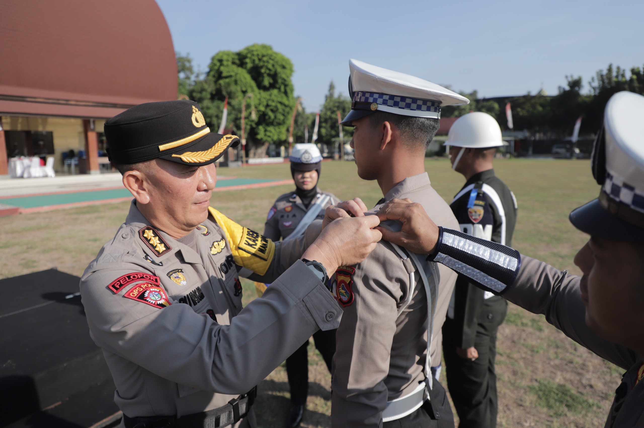 Karoops Polda NTB Kombespol Abu Bakar Tertusi menyematkan pita Operasi Zebra Rinjani 2024 pada perwakilan personel Polri.