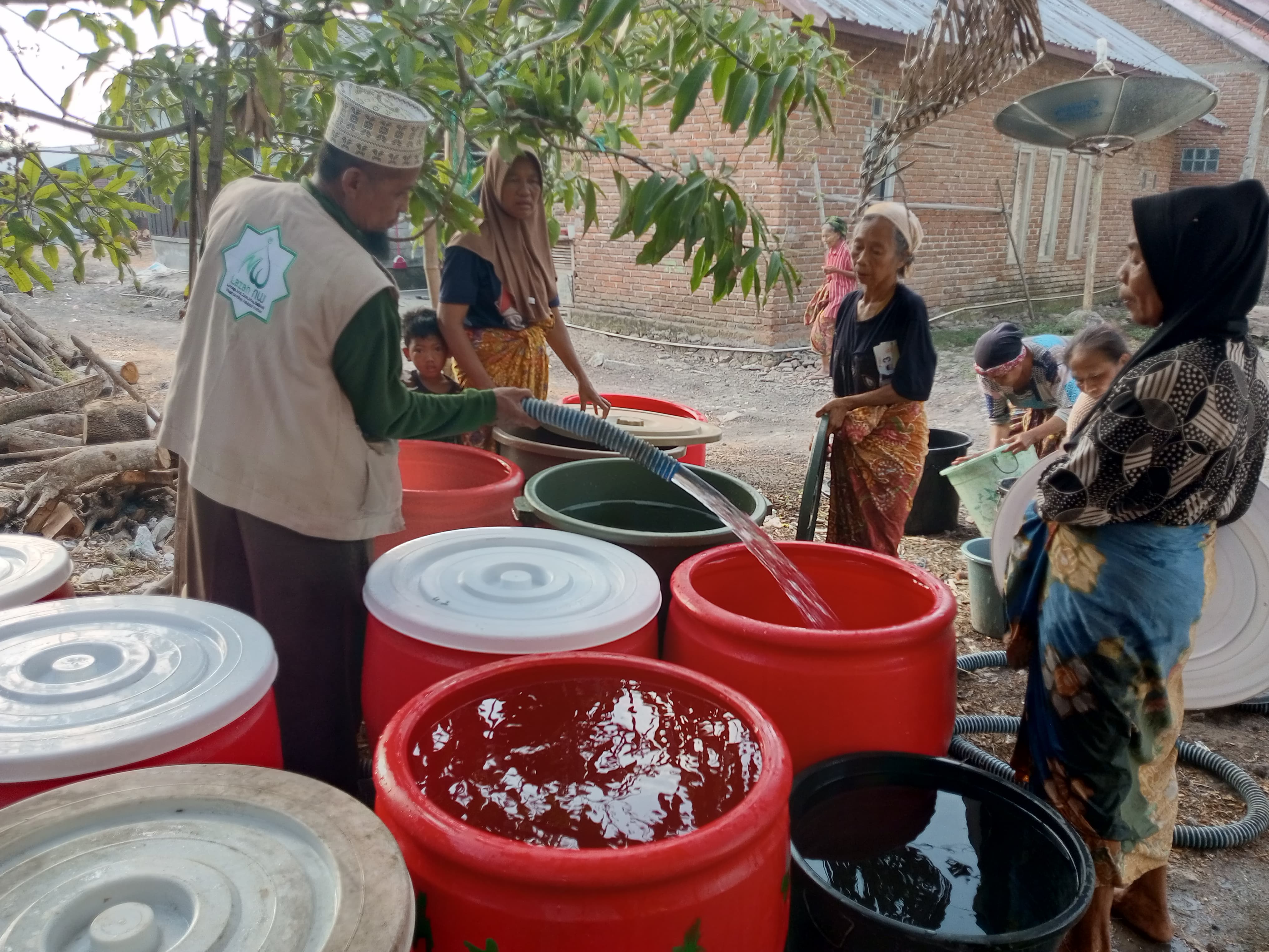 BANTU WARGA: Petugas dari Lazah NW menyalurkan distribusi air bersih ke desa di Lombok yang mengalami kekeringan.