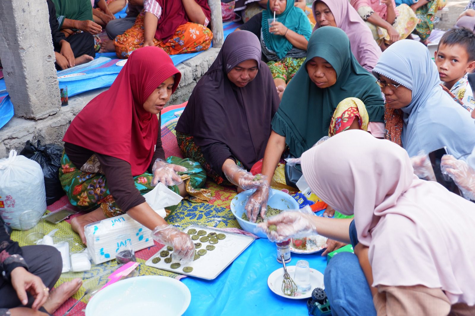 BERDAYAKAN: Para warga Dusun Mongge II, Desa Sukadana antusias mengikuti pengolahan komoditas lokal untuk menambah nilai ekonomi petani dan keluarga, Minggu (13/10). (Dewi/Lombok Post)