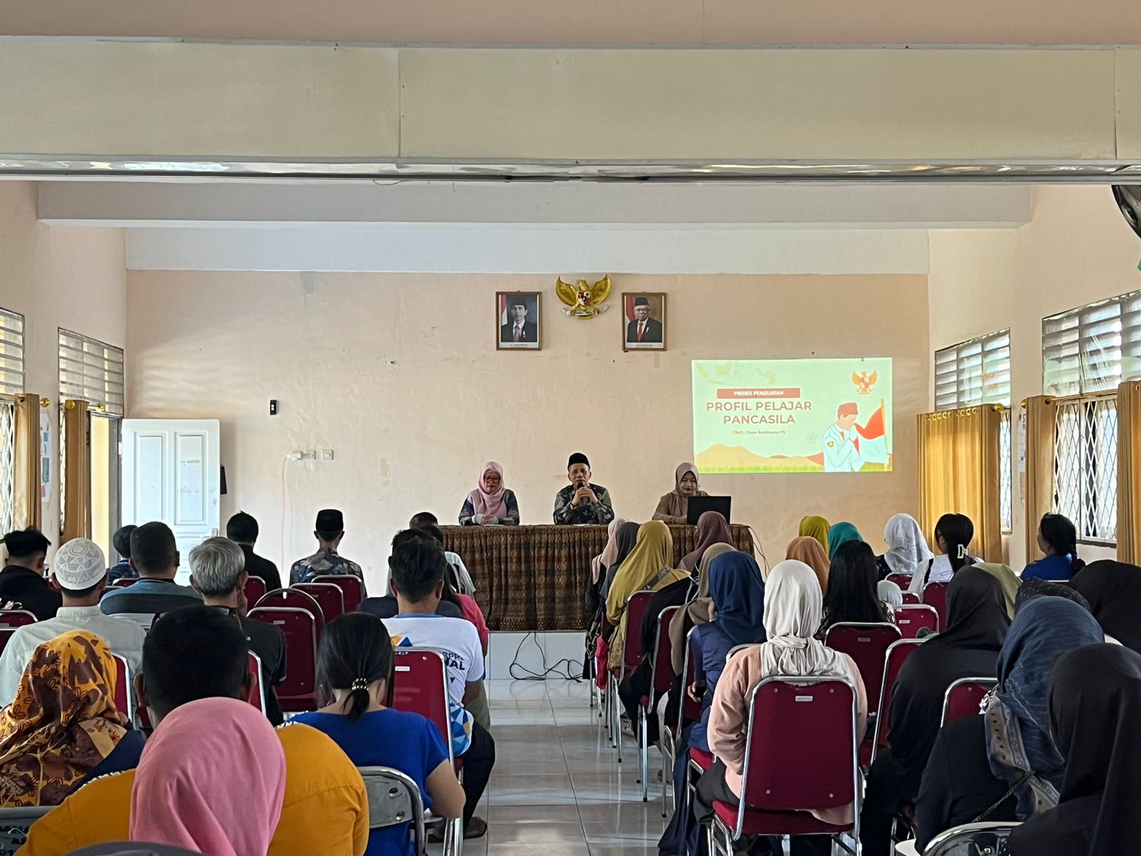 KOLABORASI: Guru dan kepala SMPN 11 Mataram mengadakan pertemuan dengan wali siswa kelas VII di aula sekolah setempat, Sabtu (12/10) lalu.