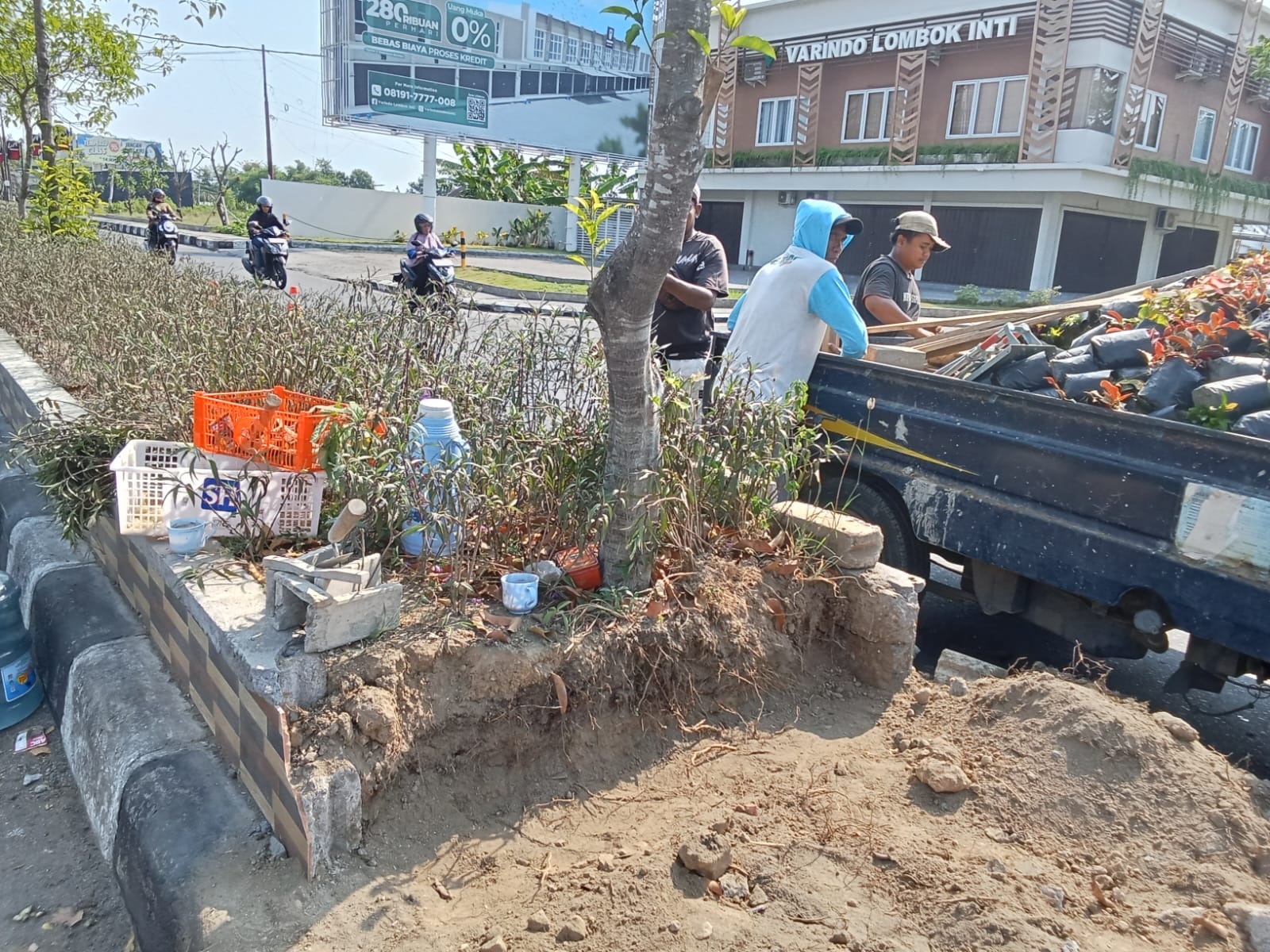 Pekerja tengah menurunkan material untuk memperbaiki taman median jalan di jalan Gajah Mada, Jempong, Kota Mataram, Sabtu (12/10).