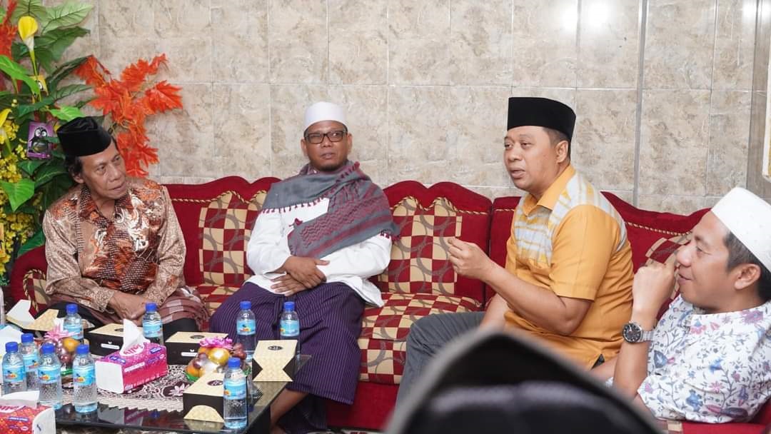 Dr Zulkieflimansyah (dua dari kanan) saat silaturahmi dengan TGH Muchlis Ibrahim di Pondok Pesantren Al-Islahudinny Kediri, Lombok Barat.