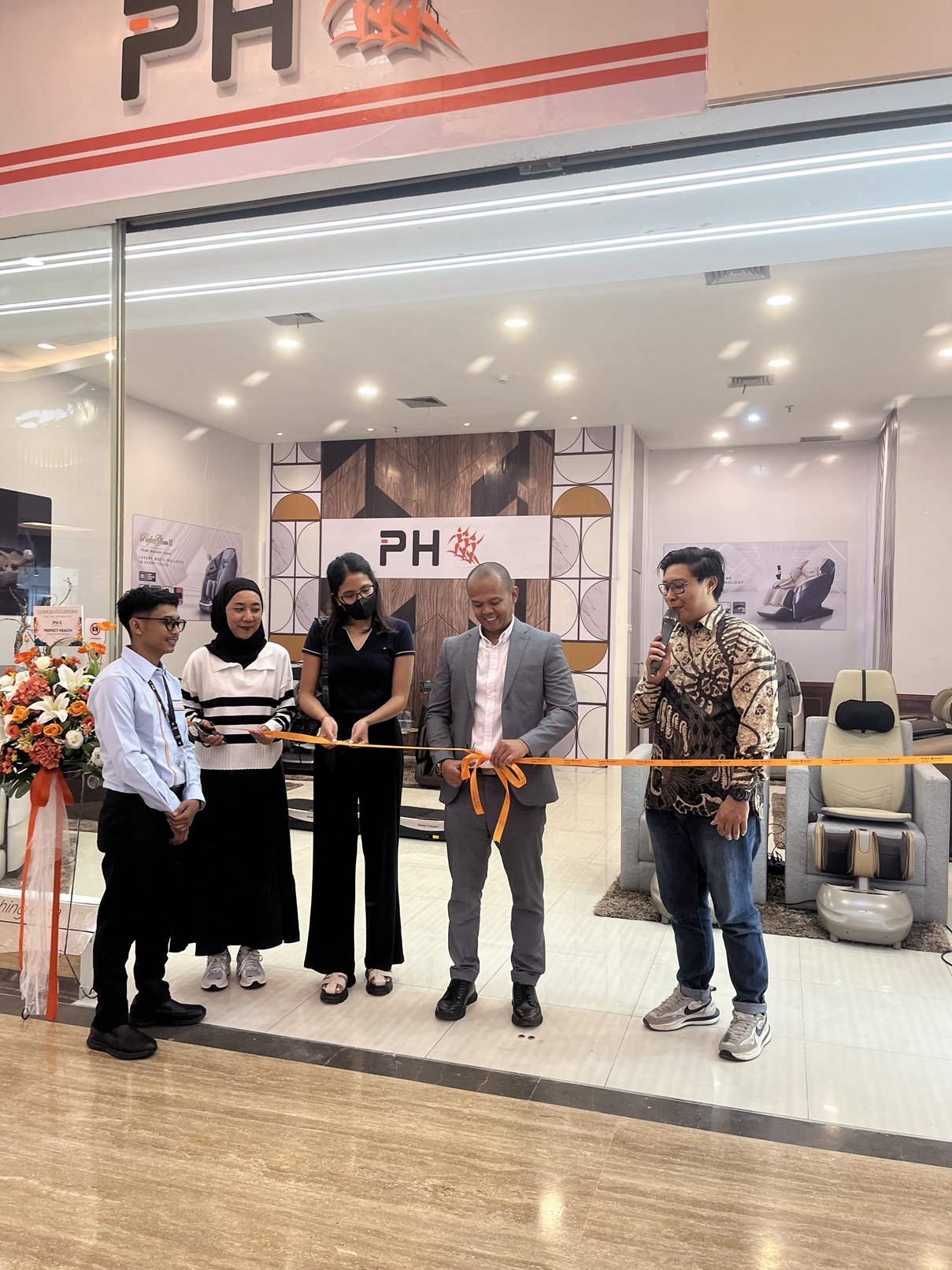 MULAI BEROPERASI: Suasana grand opening gerai Perfect Health Indonesia di Lombok Epicentrum Mall, Senin (14/10).