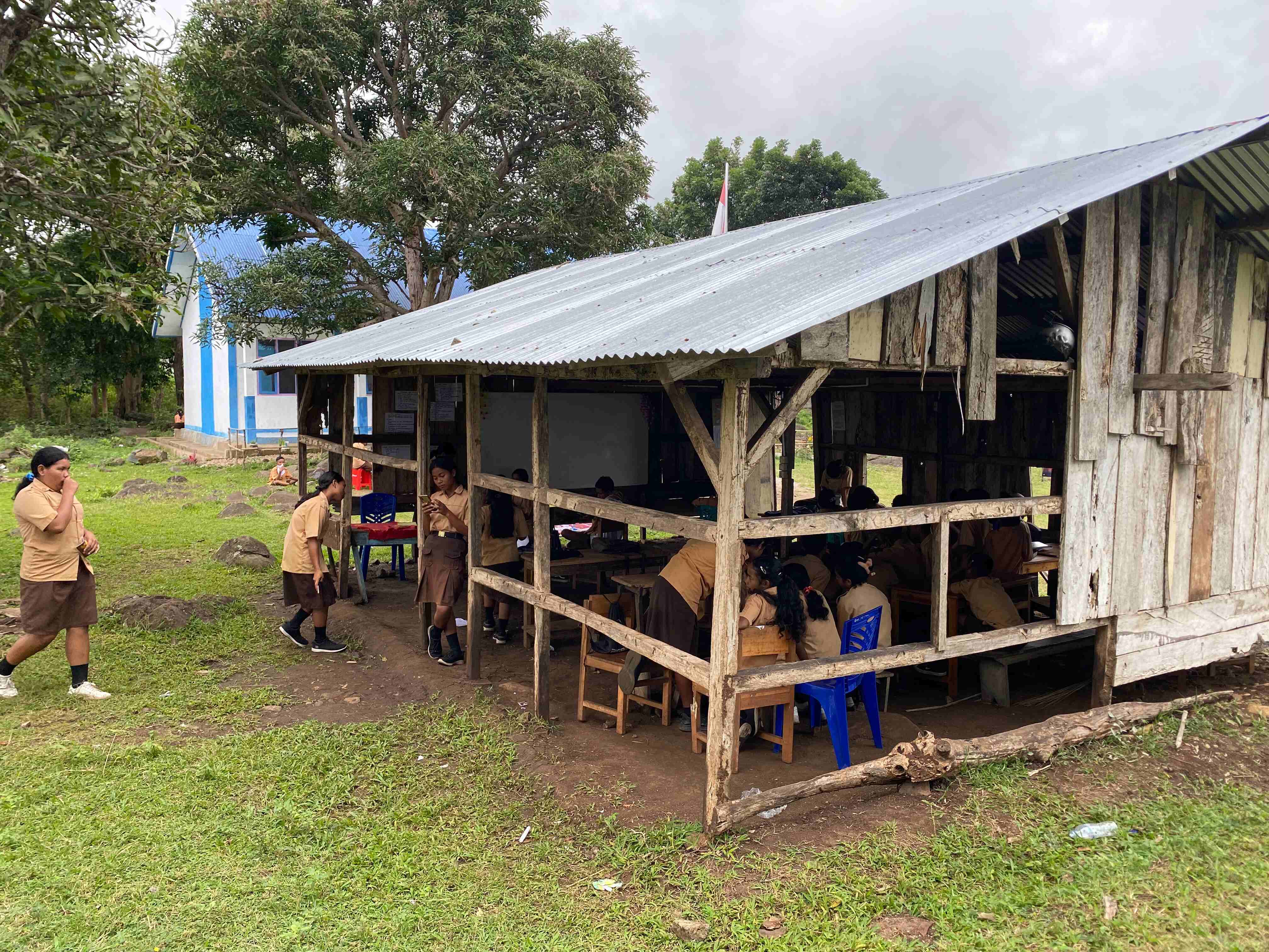 MEMPRIHATINKAN: Kondisi sekolah yang dibantu Telkomsel bangunannya tidak layak.