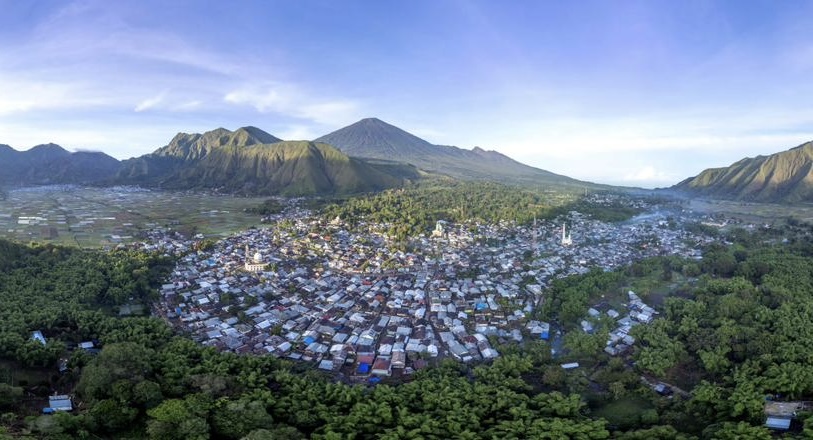 Keindahan alam dan sejuknya udara du destinasi wisata Sembalun, yang terletak di Taman Nasional Gunung Rinjani, kerap dirindukan oleh wisatawan, baik domestik maupun mancanegara.