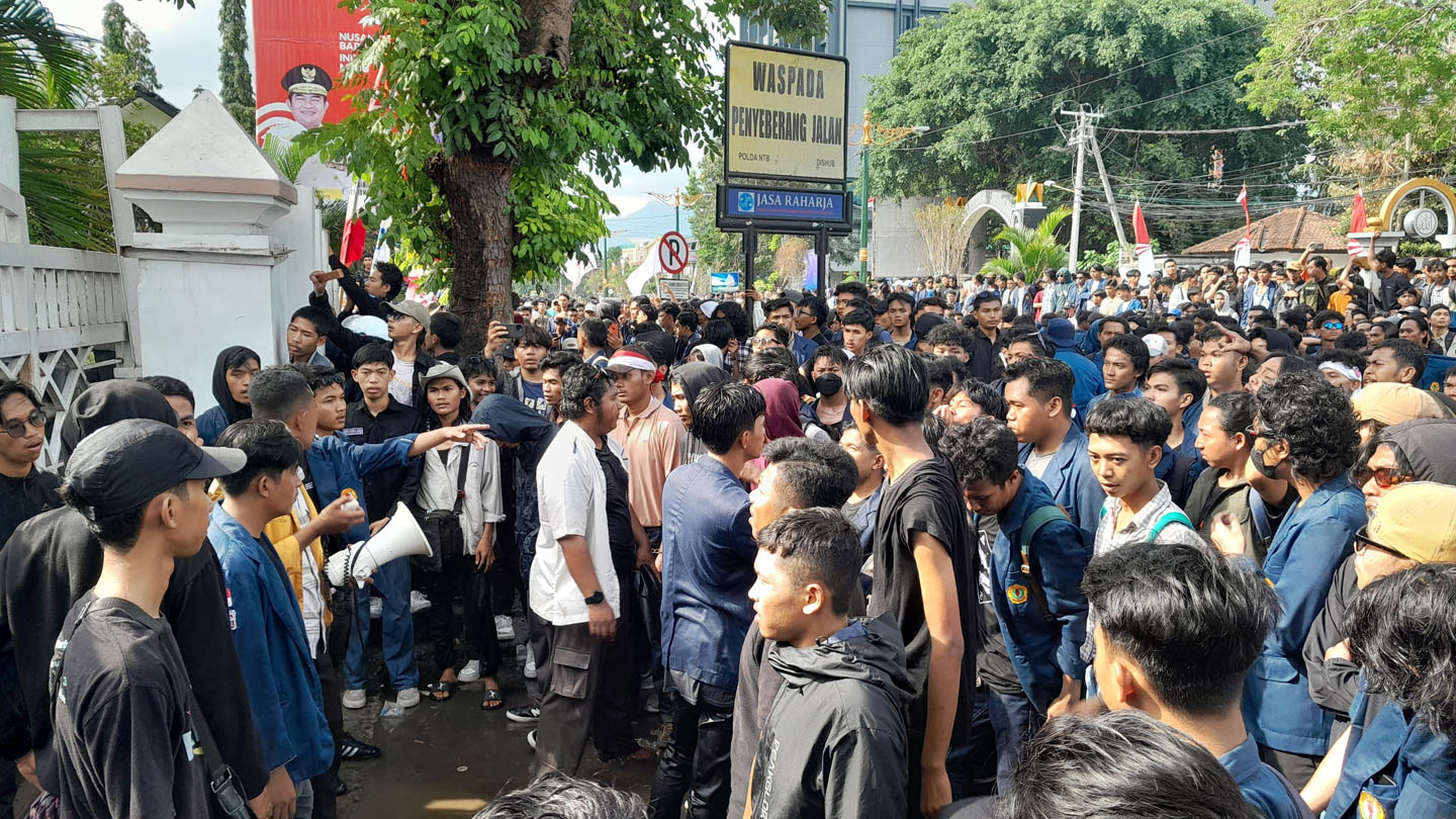 Mahasiswa saat menggelar aksi unjuk rasa di depan kantor DPRD NTB, Agustus 2024.