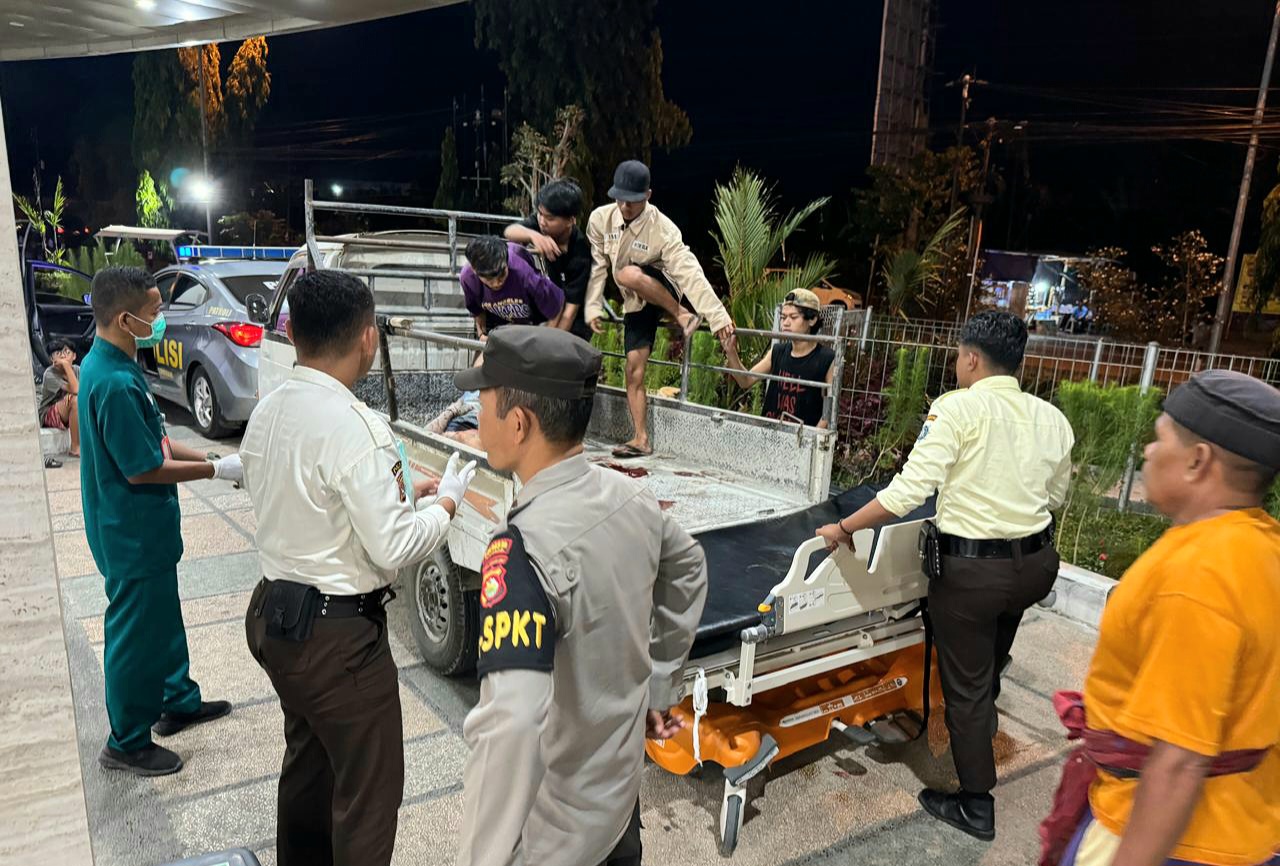 Korban penganiayaan saat dibawa ke IGD RSUD NTB, Senin dini hari (14/10).