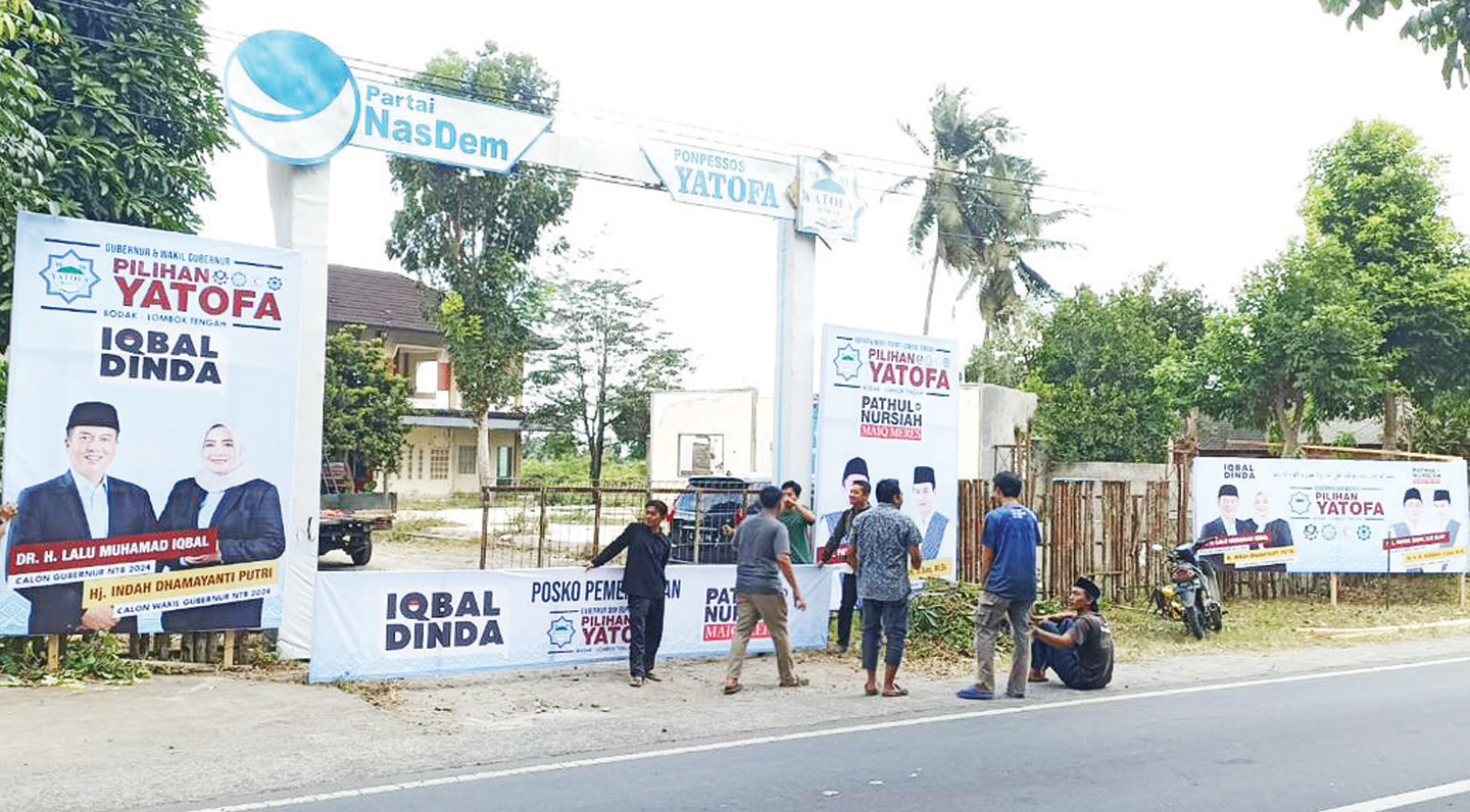 Banner Iqbal-Dinda yang terpasang berdampingan dengan Pathul-Nursiah. Tim pemenangan optimis calon yang diusung akan menang.