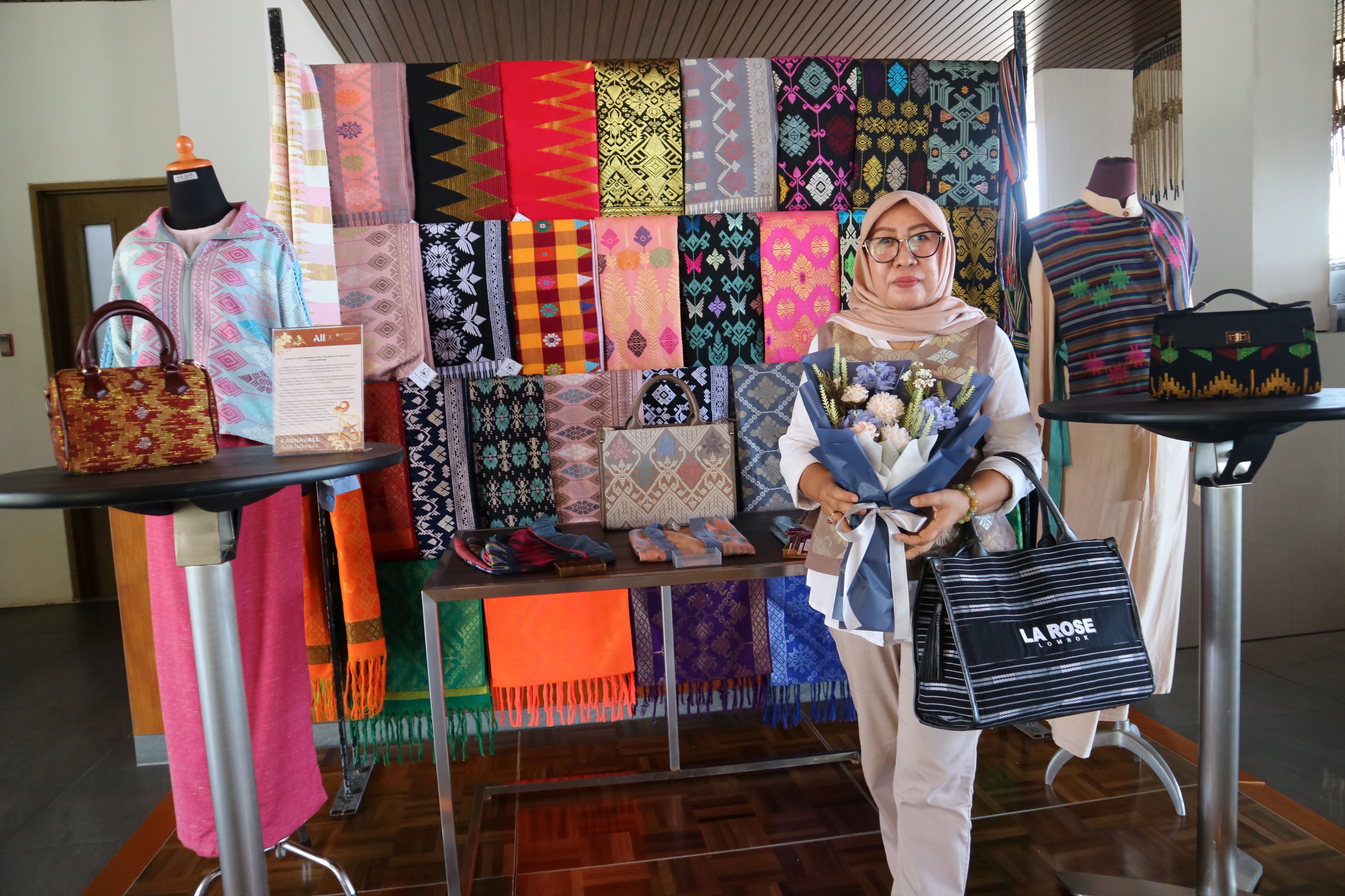 PAMERAN: Owner La Rose Rosmini saat mengikuti kegiatan di Lombok Tengah, pekan lalu. (Dewi/Lombok Post)