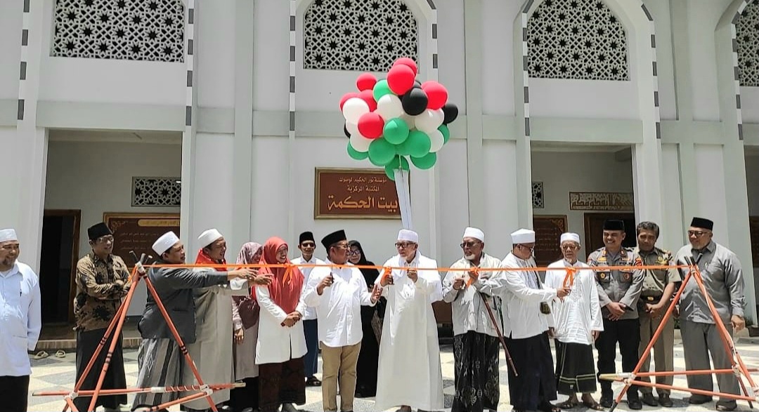 PERESMIAN: Calon Bupati Lombok Barat H. Lalu Ahmad Zaini (LAZ) saat memberikan sambutan di hadapan ratusan jemaah saat peresmian gedung perpustakaan Pondok Pesantren Nurul Hakim.