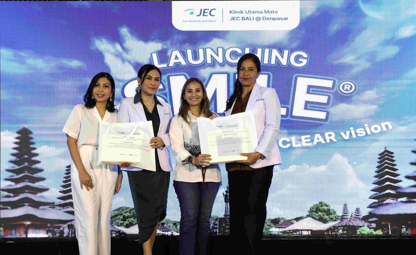 Kepala Klinik Utama Mata JEC-BALI @ Denpasar, Dr. Luh Putu Intan Kartika Chandra Dewi, M.Biomed, SpM (paling kiri) saat launching SMILE&reg; &ldquo;SMILE with Us for Your CLEAR Vision&rdquo; di Denpasar (12/10).