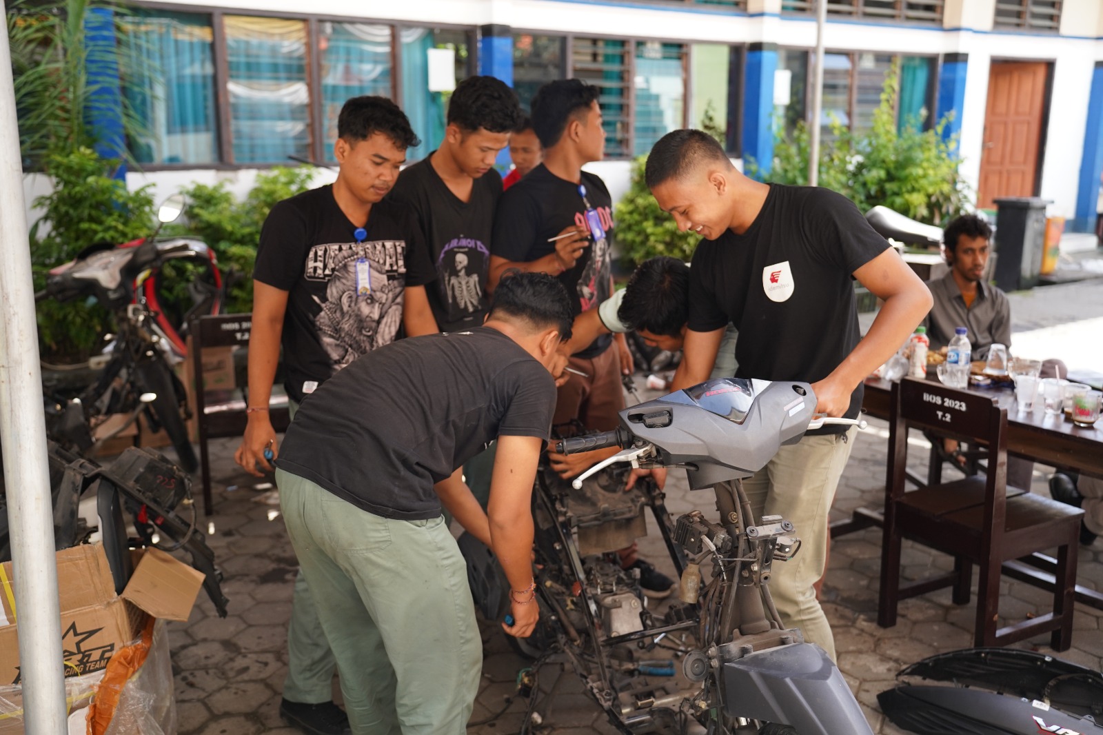 Pelatihan konversi motor listrik di bengkel konversi SMKN 3 Mataram.