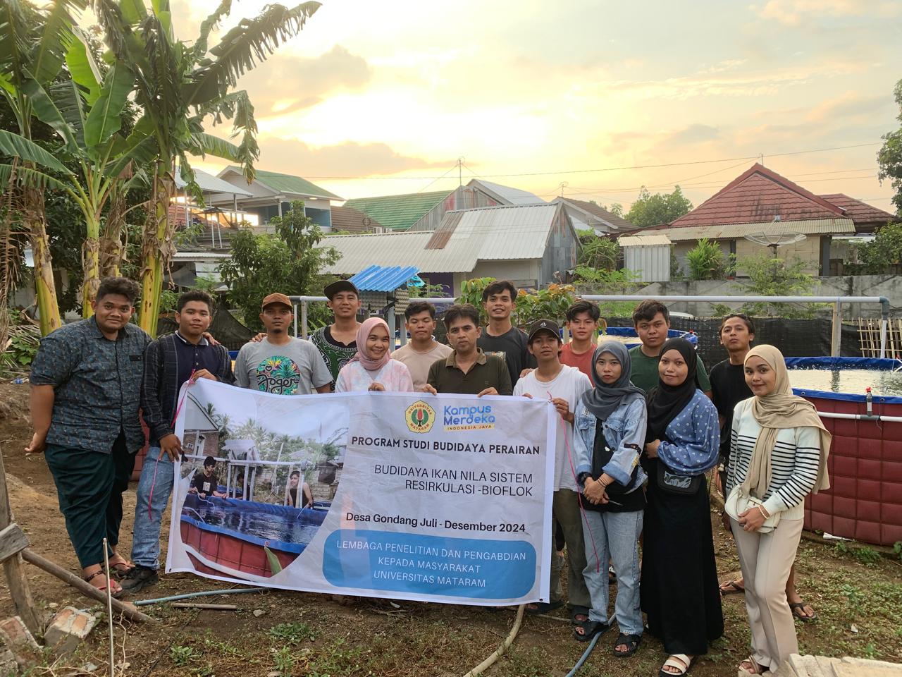 INOVASI BARU: Tim Peneliti Prodi Budi Daya Perairan Unram dan mitra foto bersama usai meluncurkan inovasi baru teknologi budi daya ikan.