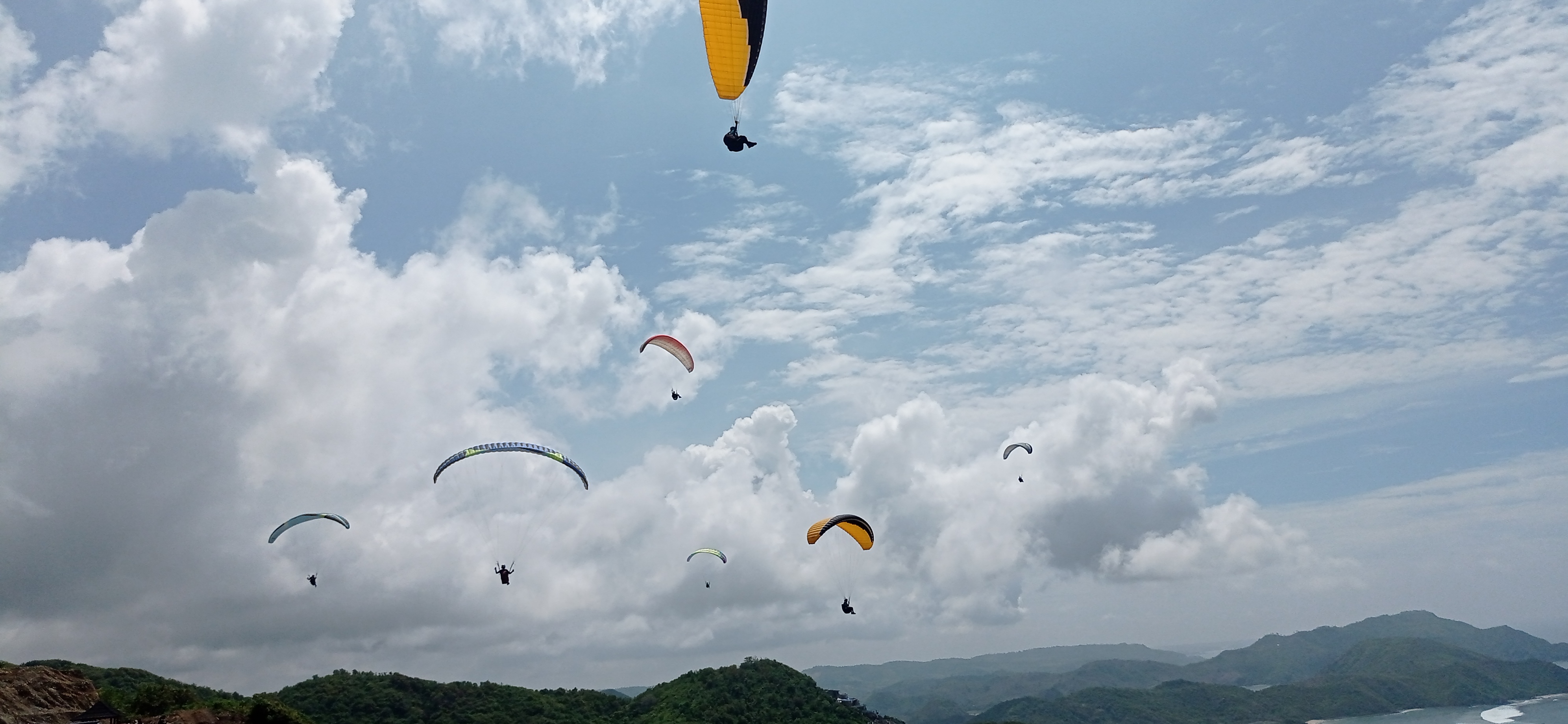 VENUE UTAMA: Sejumlah pilot saat mengikuti kejuaraan paralayang di Skylancing, Lombok Tengah, beberapa waktu lalu.