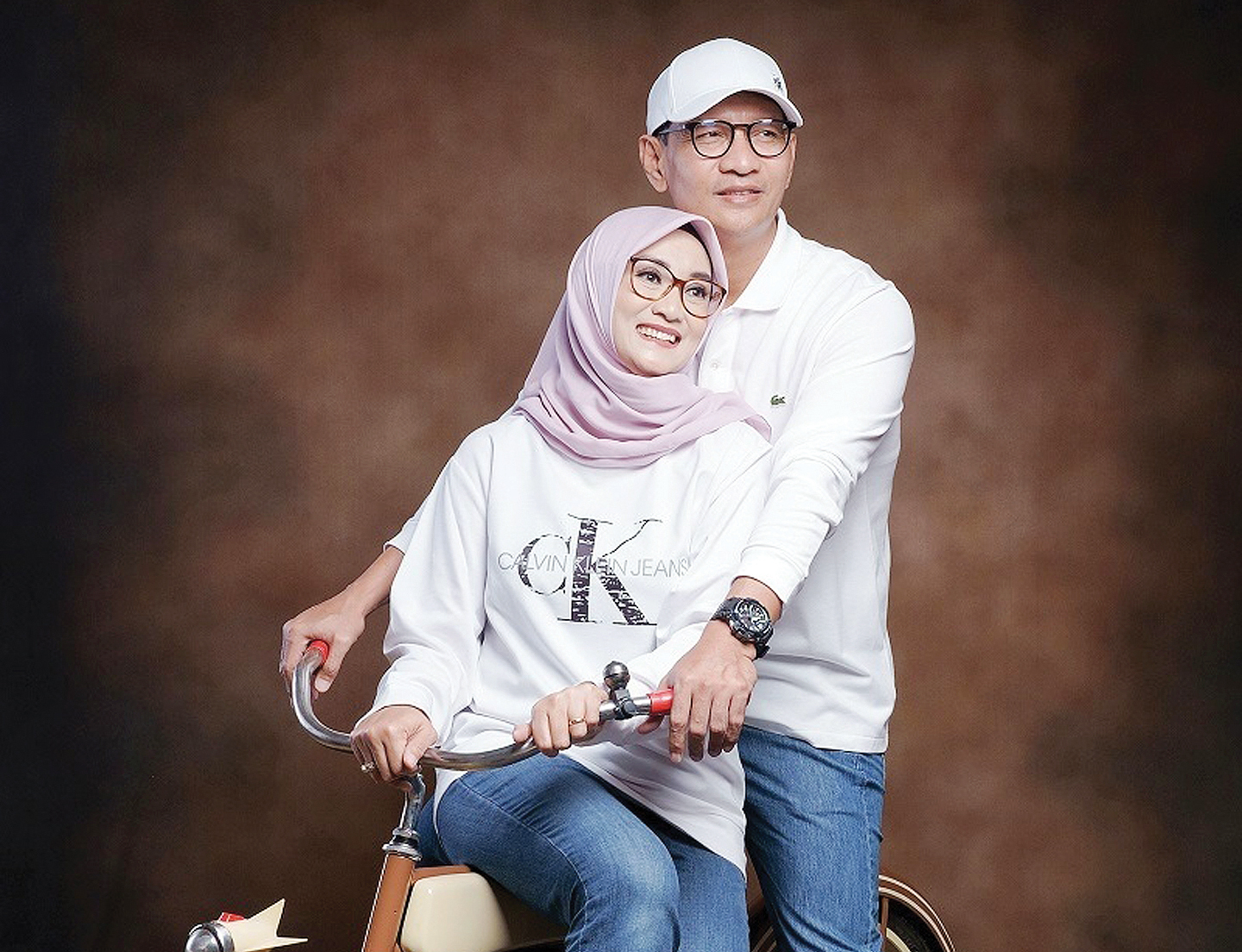 Calon Wali Kota Mataram H Mohan Roliskana bersama sang istri Hj Noviani Danar Kinnastri terlihat mesra berboncengan menggunakan sepeda ontel, beberapa waktu lalu.