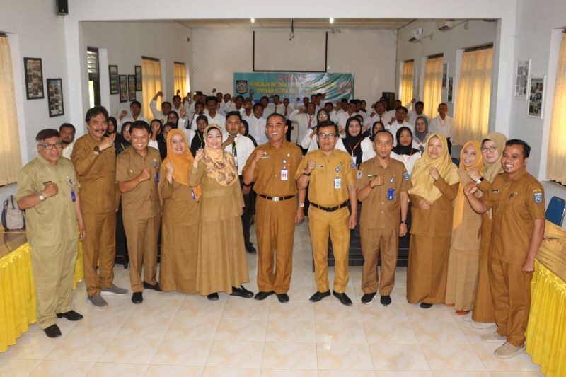 PENUNTASAN KEMISKINAN EKSTREM: Kepala Dinas Koperasi UKM NTB H Ahmad Masyhuri (tengah) bersama peserta Diklat Perencanaan Unit Usaha Koperasi di basis-basis kantong kemiskinan ekstrem, Selasa (15/10).