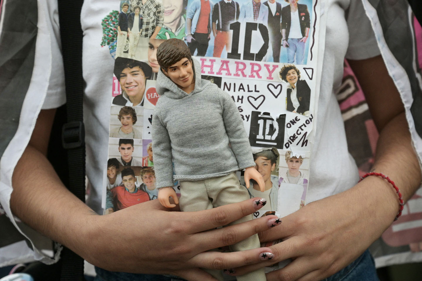 Seorang penggemar memegang boneka yang mirip dengan mendiang Liam Payne saat menghadiri penghormatan di Obelisco di Buenos Aires, pada 17 Oktober 2024.