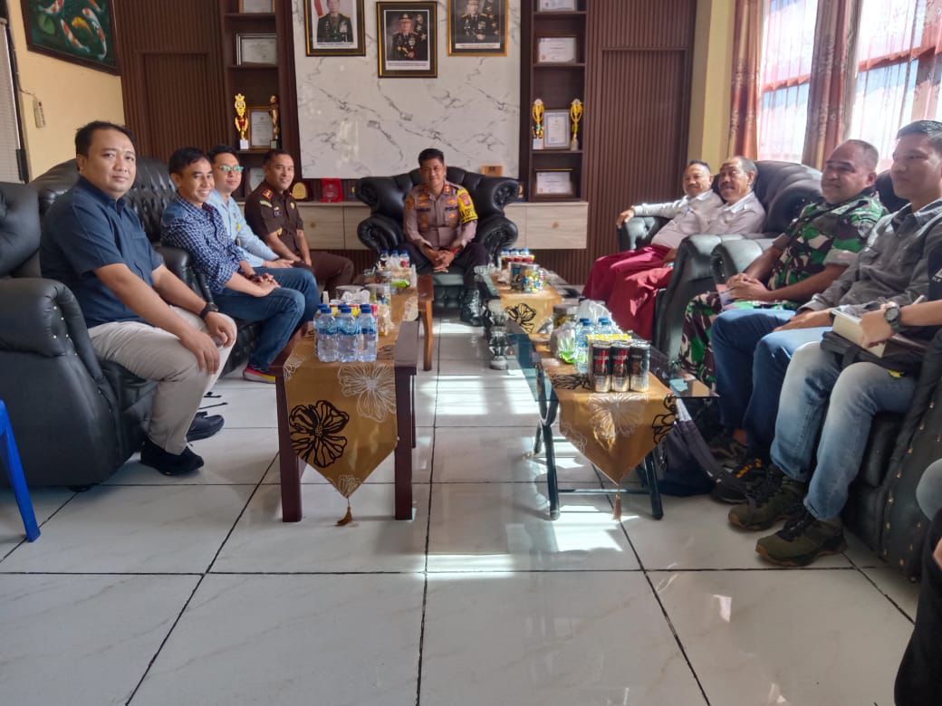 Pertemuan pihak PLN dengan Forkopimda Manggarai di ruang rapat Polres Manggarai.