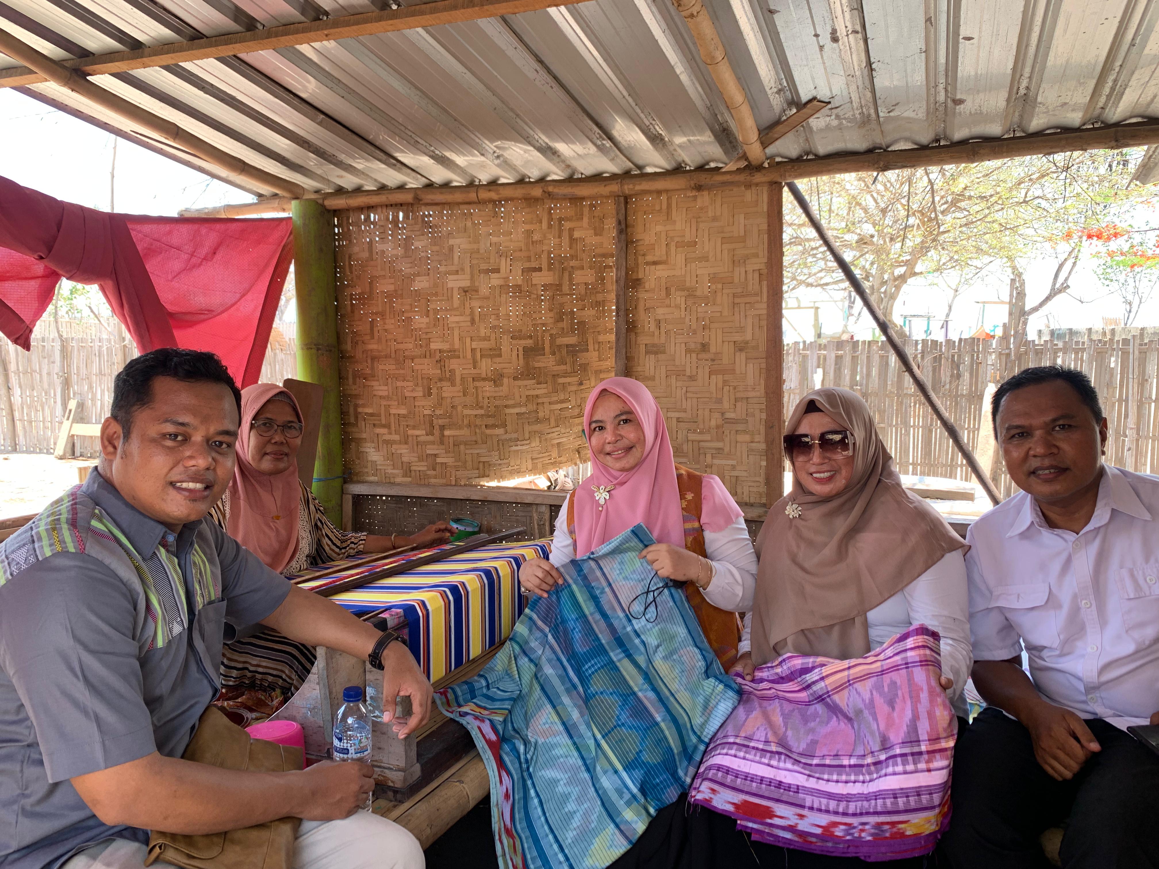 KUNJUNGAN: Kepala Dinas Perindustrian NTB Hj Nuryanti (tengah) mengunjungi IKM Bunga Maringkik di Desa Maringkik, Kabupaten Lombok Timur, Rabu (16/10).