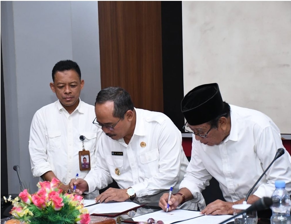 MOU: Bupati Lombok Utara Djohan Sjamsu (kanan) dan Pj Bupati Lobar Ilham (tengah) saat tanda tangan Mou pangan dan holtikultura di Kantor Bupati Lobar, Kamis (17/10).