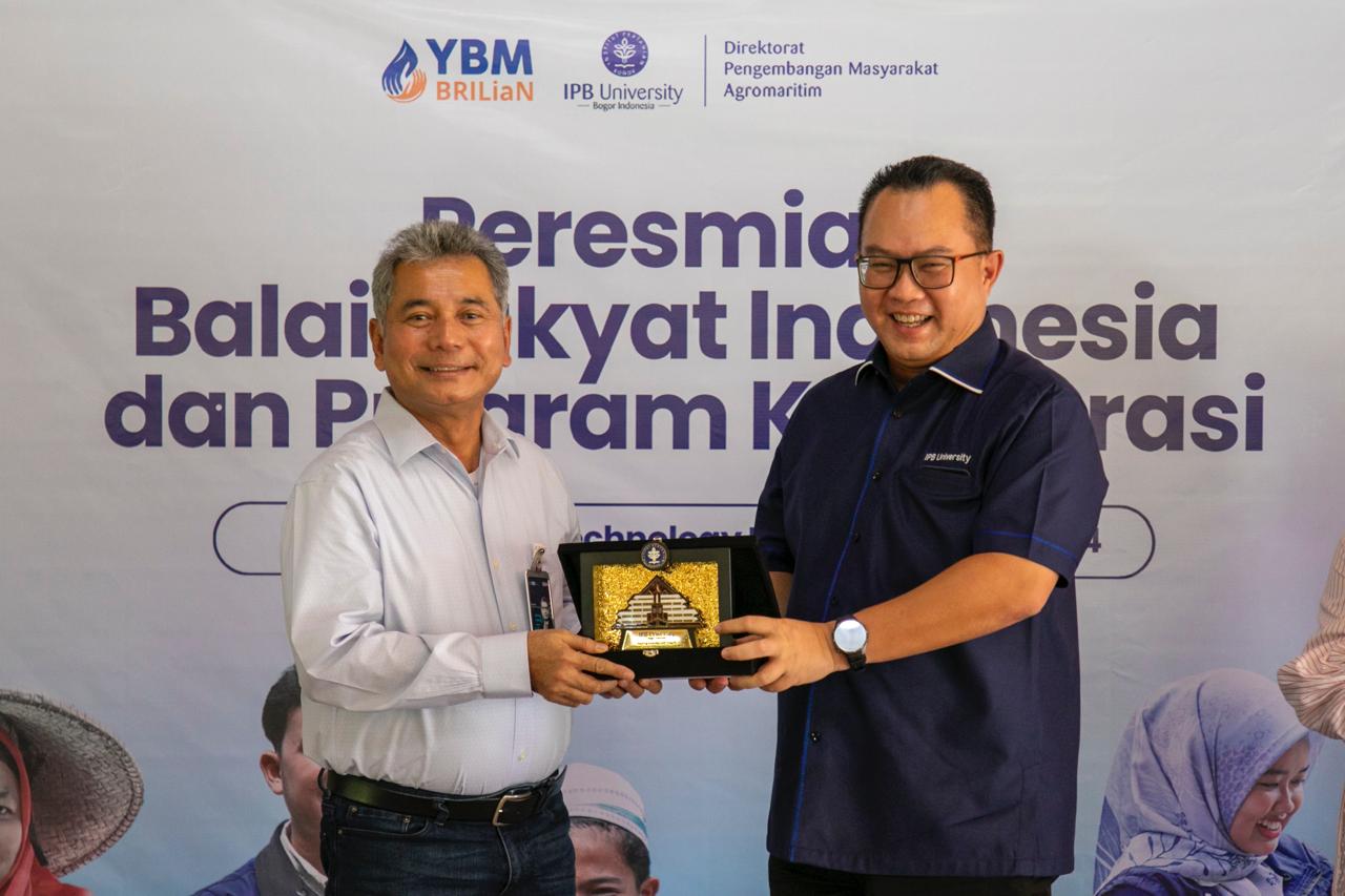 Direktur Utama BRI sekaligus Ketua Badan Pembina YBM BRILiaN Sunarso bersama Rektor IPB University Prof. Dr. Arif Satria, S.P, M.Si